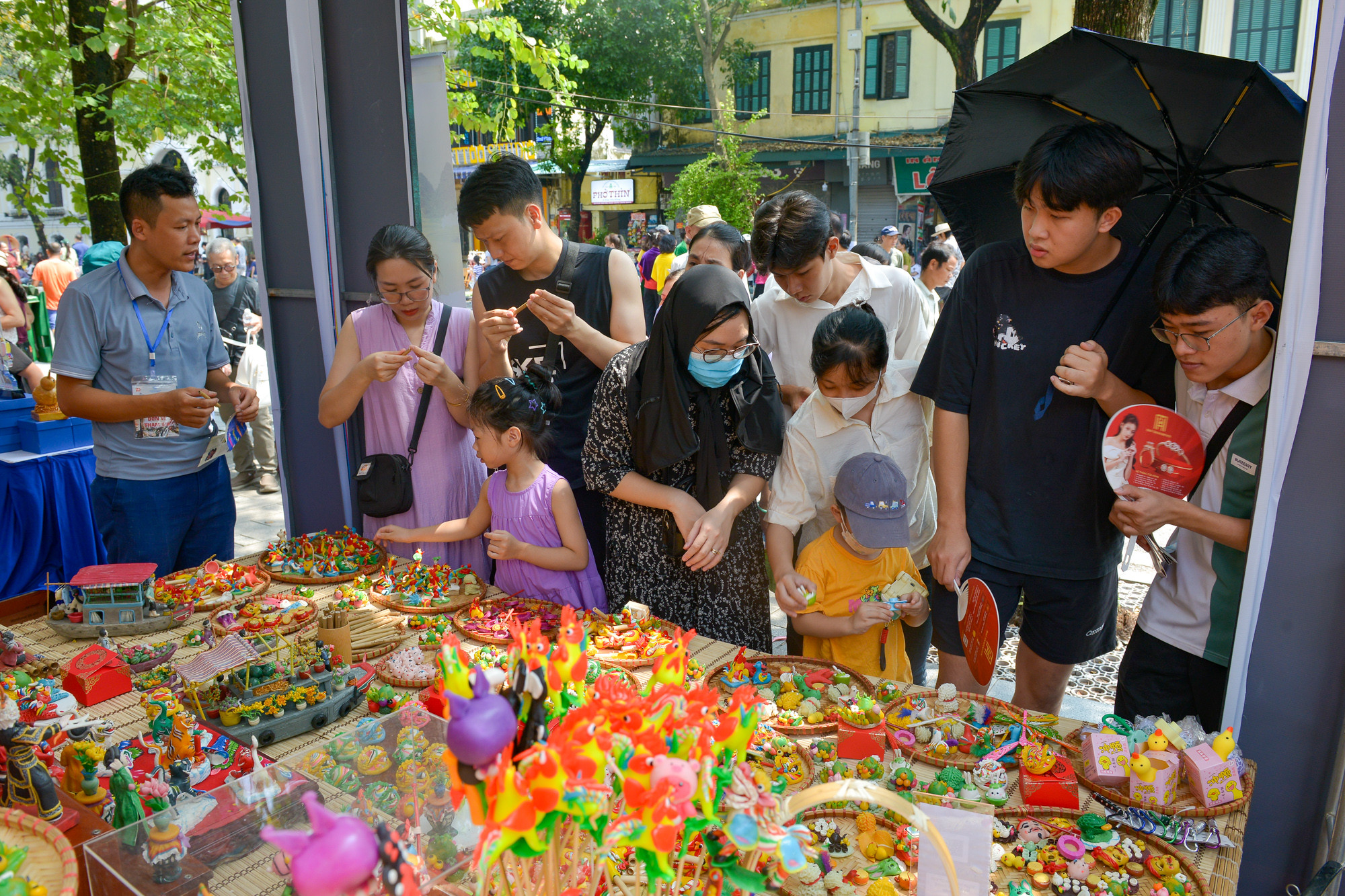 Gian trưng bày sản phẩm Tò he thu hút được sự quan tâm của các du khách. Gian trưng bày sản phẩm Tò he thu hút được sự quan tâm của các du khách.