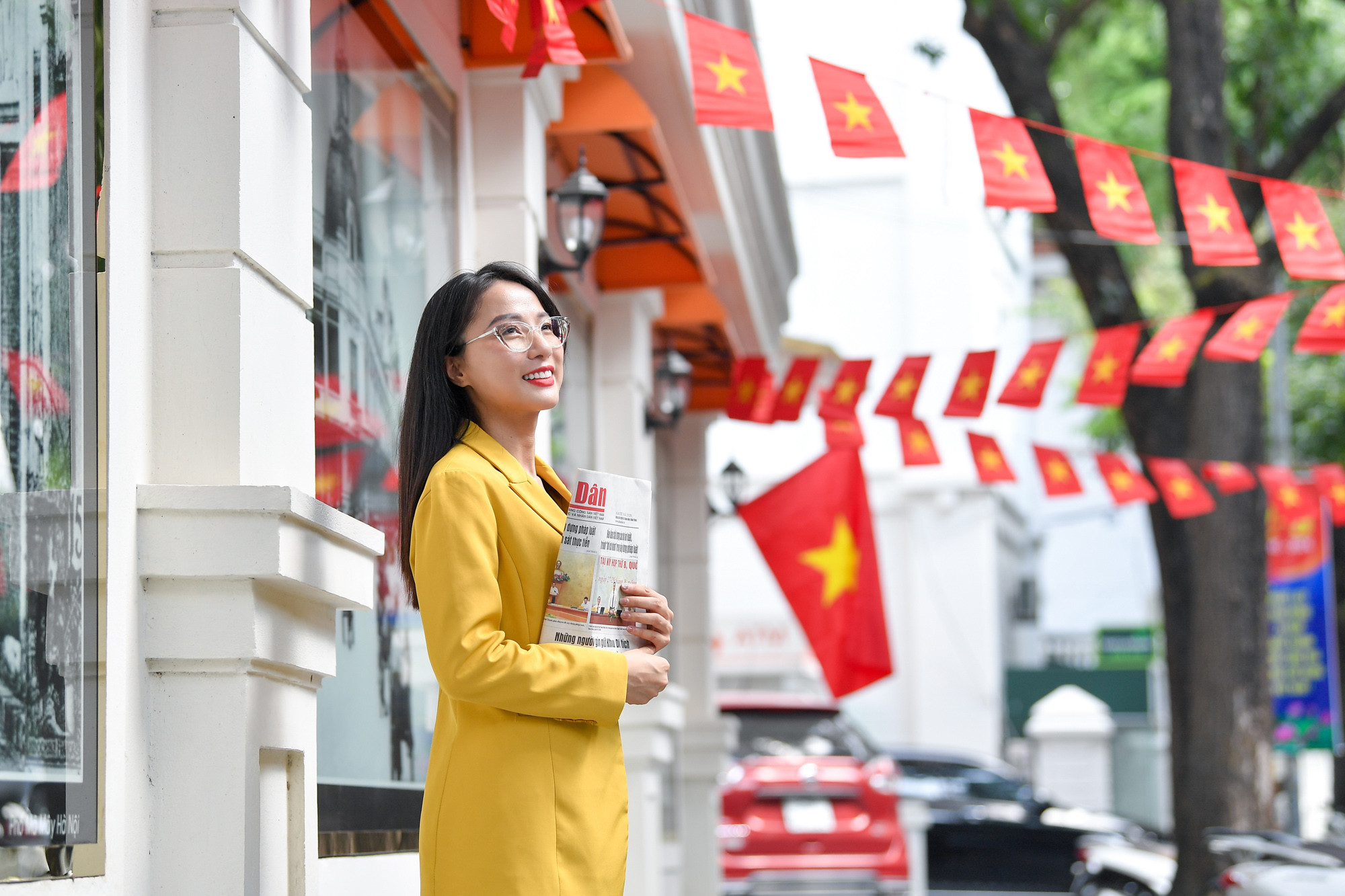 Tại con đường rực rỡ sắc cờ trước Trạm đọc Báo Nhân Dân, các bạn trẻ không chỉ lựa chọn đây là địa điểm để check-in mà còn là địa điểm để tìm hiểu thêm về truyền thống thông qua các ấn phẩm của Báo Nhân Dân và các không gian trưng bày của Báo Nhân Dân.