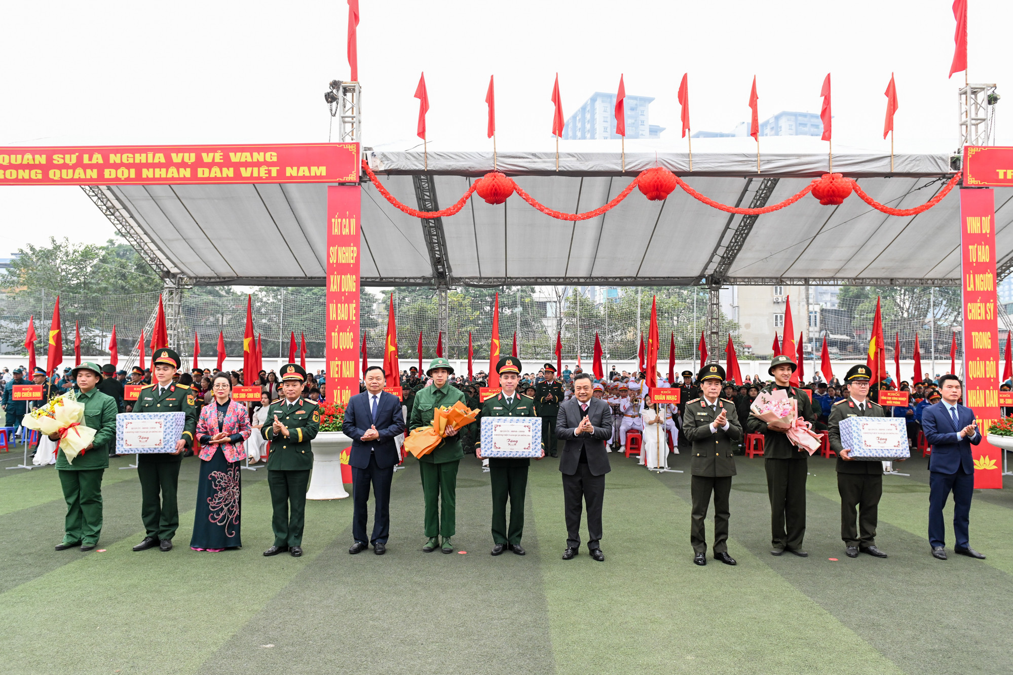 Các đại biểu trao hoa, tặng các đơn vị và đại diện thanh niên lên đường nhập ngũ.