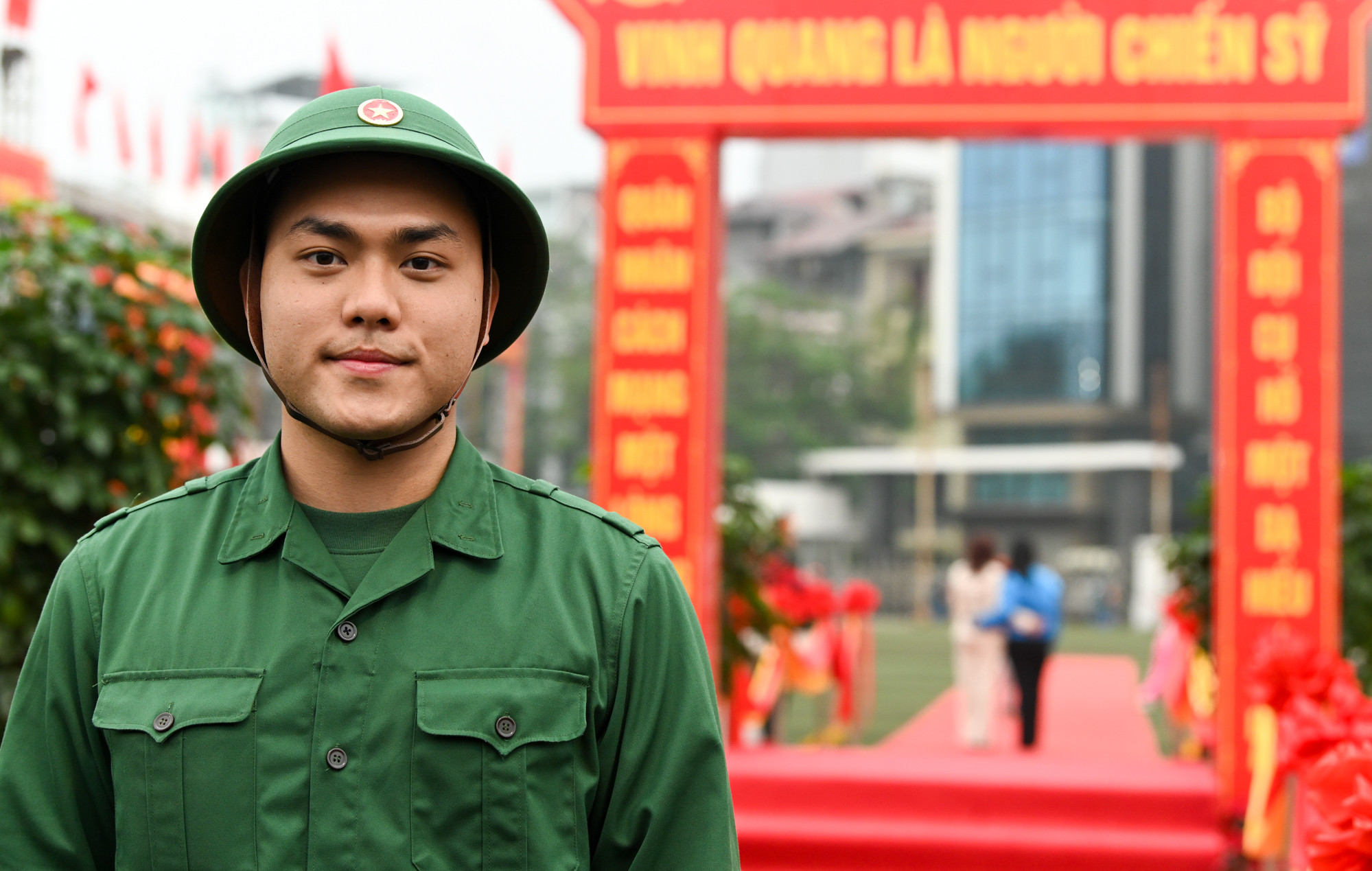 Thanh niên Lê Trường Giang (du học sinh, quận Đống Đa) xin hứa sẽ tiếp bước truyền thống anh hùng, vẻ vang của thế hệ đi trước, hăng hái lên đường bảo vệ Tổ quốc, sẵn sàng hoàn thành xuất sắc mọi nhiệm vụ. Đồng thời tích cực rèn luyện, tu dưỡng để trở thành quân dân ưu tú; đoàn kết, thương yêu, giúp đỡ lẫn nhau; giữ gìn phẩm chất đạo đức; không ngừng học tập, nâng cao lý luận quân sự, sẵn sàng hy sinh vì Tổ quốc. Thời gian trong quân ngũ, các tân binh sẽ tích lũy kinh nghiệm mọi mặt, khi hoàn thành nghĩa vụ quân sự, trở về địa phương tiếp tục xây dựng quê hương ngày càng giàu đẹp.