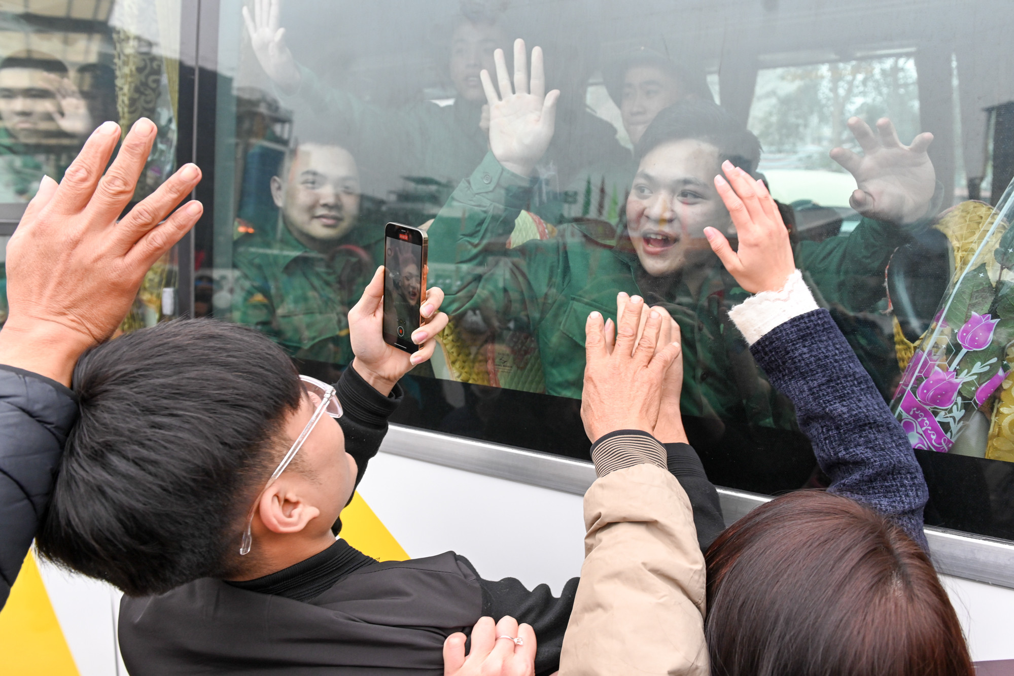 Các tân binh vui vẻ vẫy tay chào tạm biệt người nhà.
