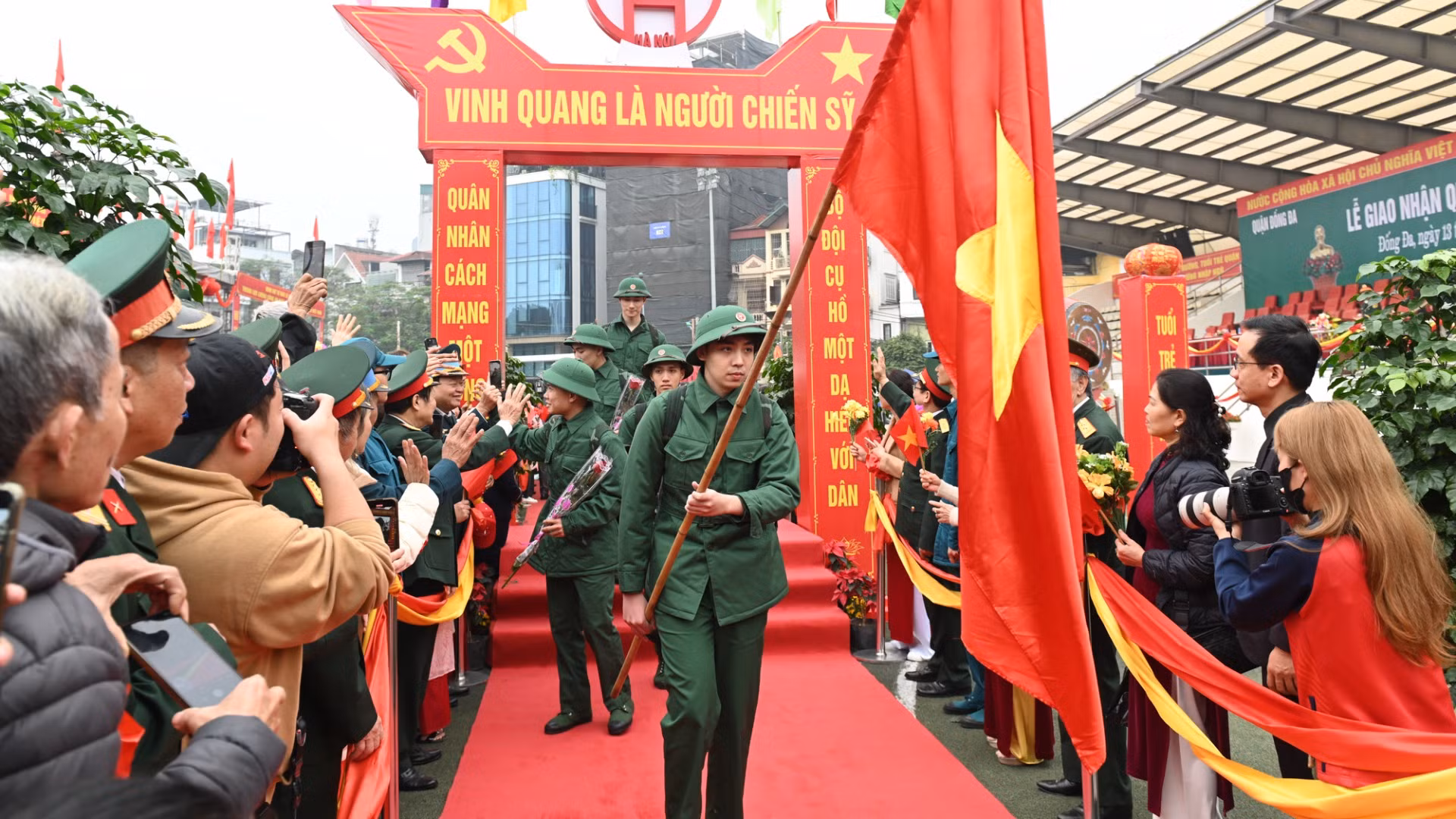 Các tân binh quận Đống Đa đi qua cổng vinh quang trong niềm tự hào.
