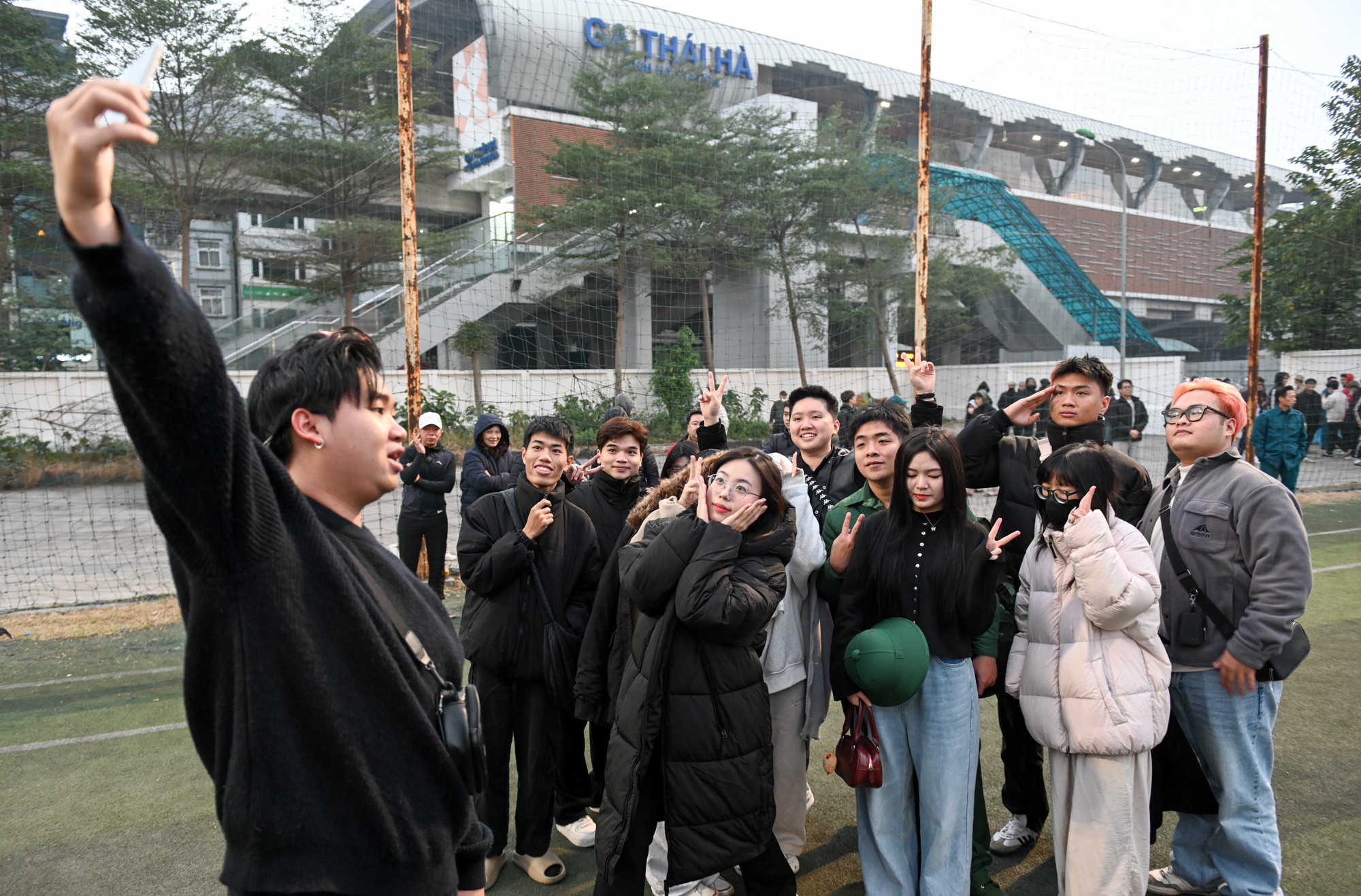 Từ rất sớm, thanh niên lên đường nhập ngũ cùng bạn bè, người thân đã có mặt tại sự kiện.