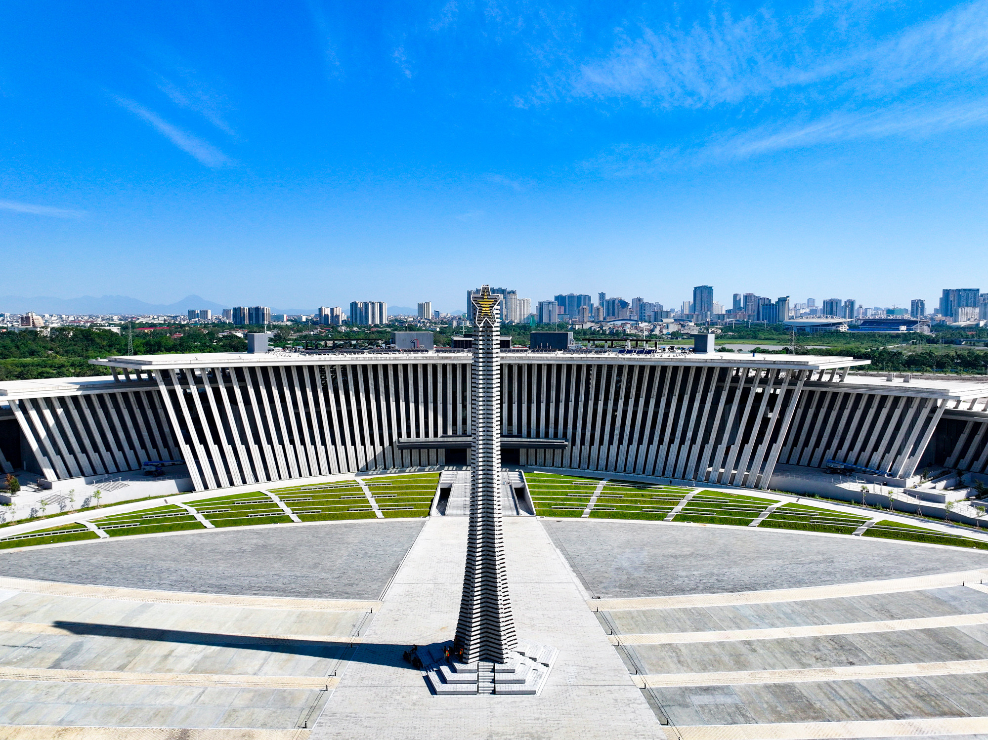 Khu nhà bảo tàng nổi bật với sân trước và tòa tháp Chiến thắng cao 45m, cùng với đó là khối nhà bảo tàng gồm 4 tầng nổi và 1 tầng trệt, diện tích xây dựng 23.198m2.