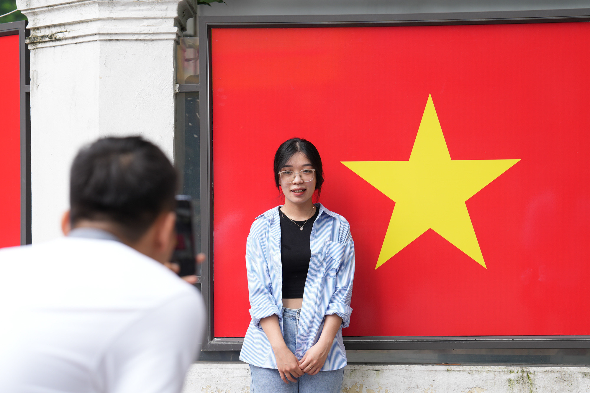 Sắc đỏ tràn ngập khắp các phố phường của Thủ đô Hà Nội.