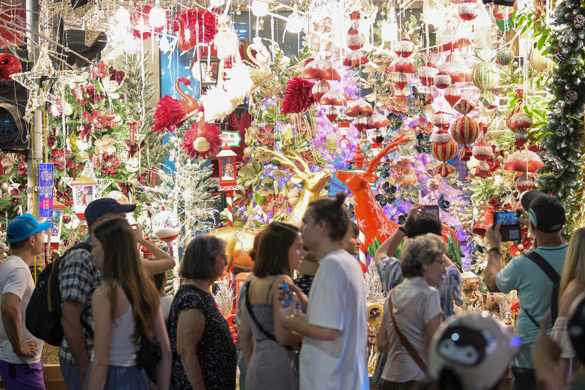 Không khí Noel sớm tại phố Hàng Mã thu hút rất đông khách du lịch nước ngoài.