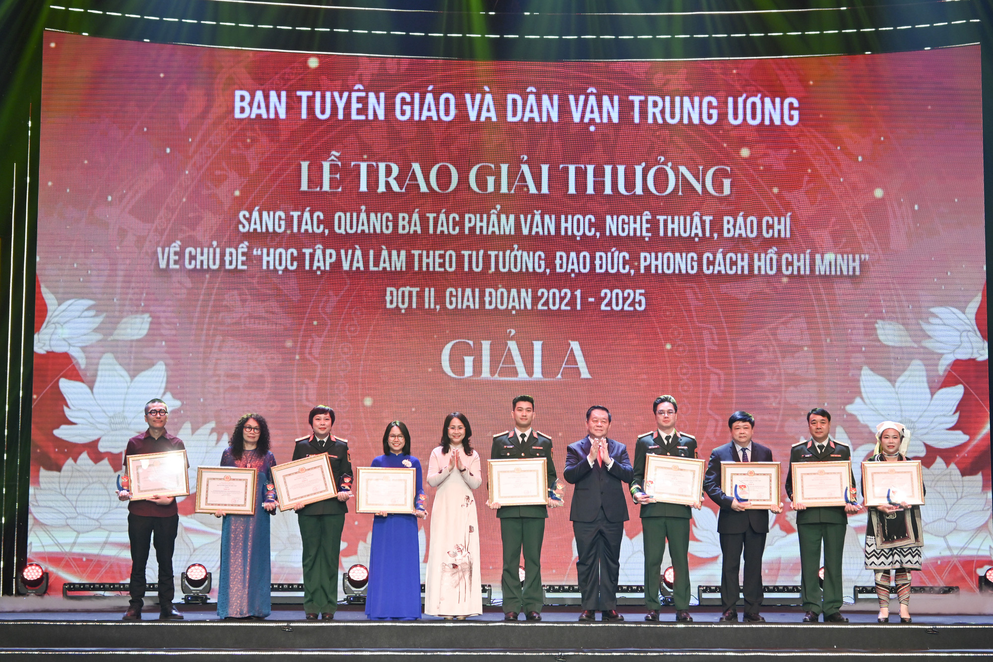 Lãnh đạo Ban Tuyên giáo và Dân vận Trung ương trao giải A tặng các tác giả, nhóm tác giả.