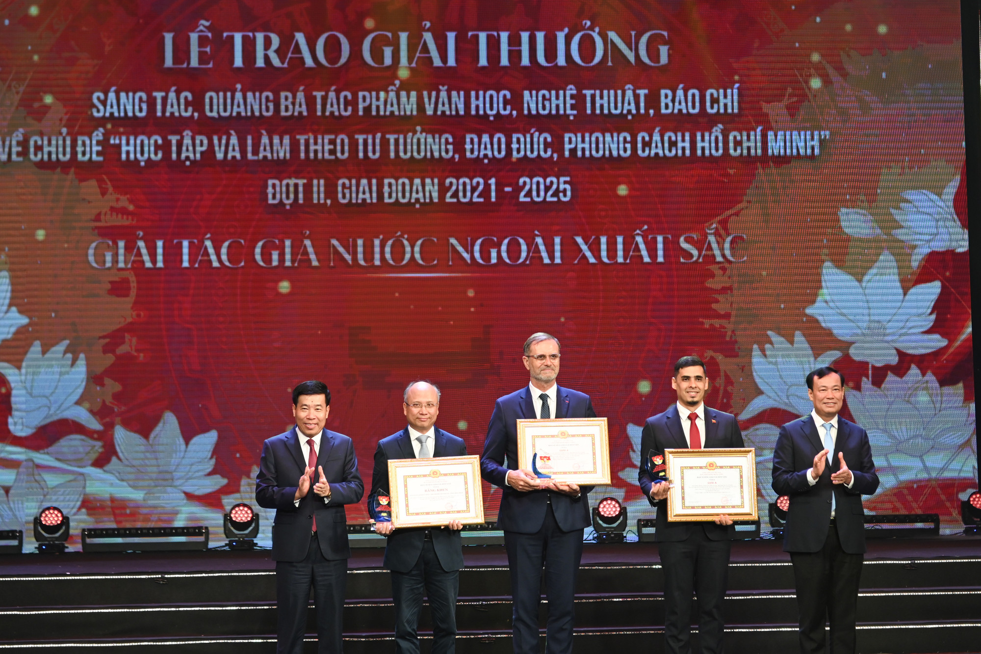 Ban Tổ chức trao giải thưởng tặng các tác giả nước ngoài xuất sắc.