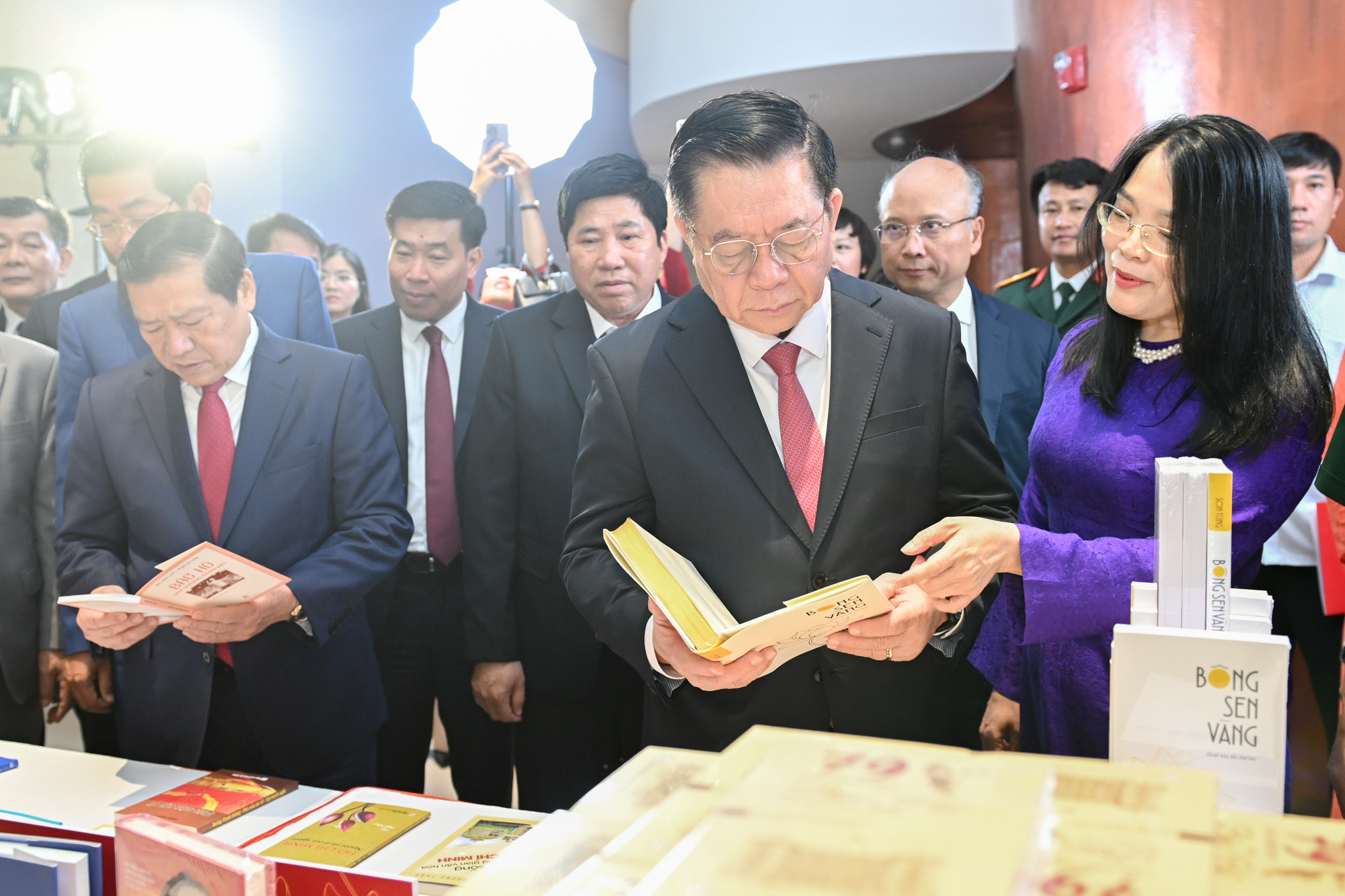 Trưởng Ban Tuyên giáo và Dân vận Trung ương Nguyễn Trọng Nghĩa tham quan trưng bày các tác phẩm đoạt giải.