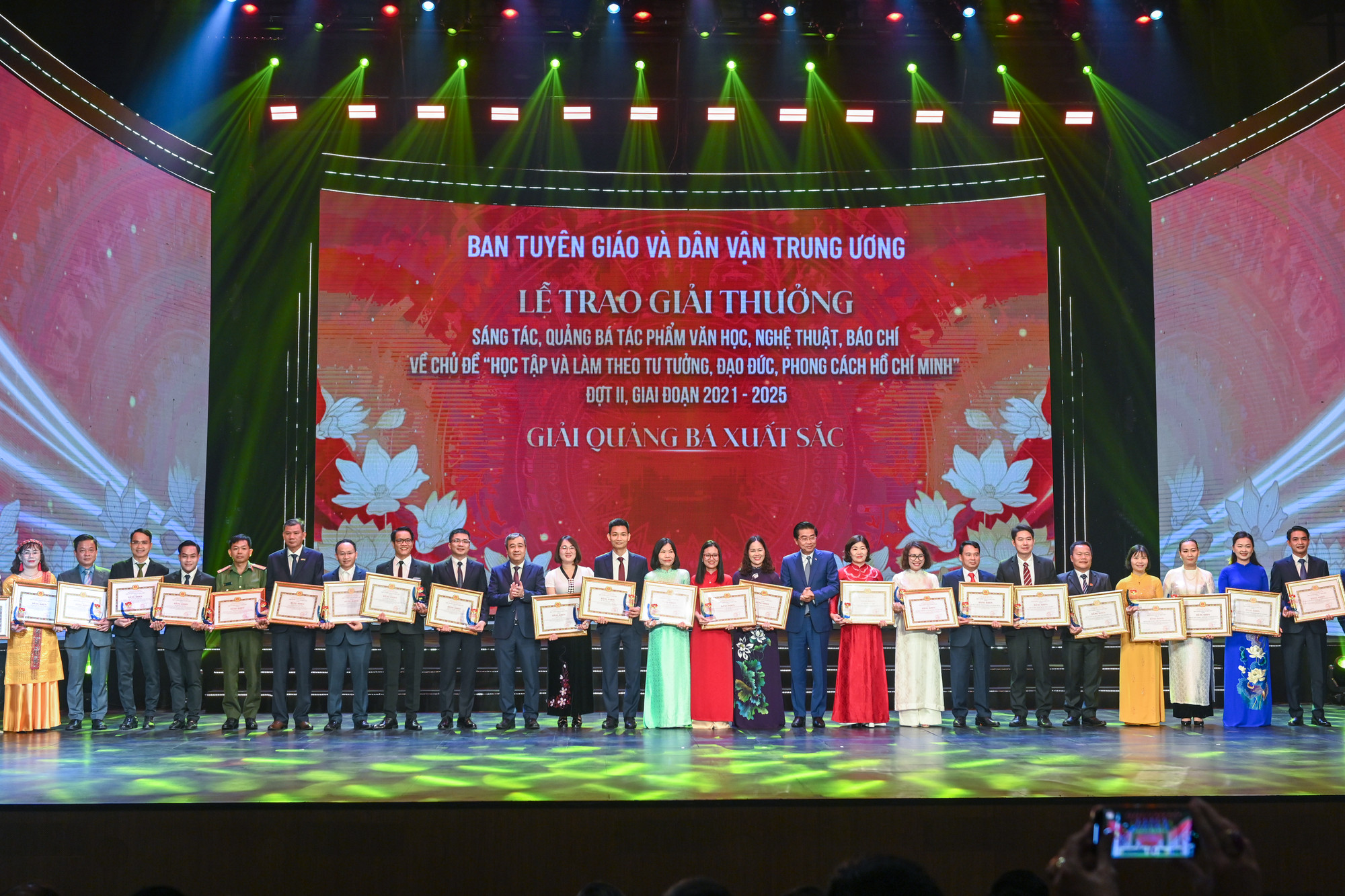 Trao Bằng khen tặng các tập thể, cá nhân trong lĩnh vực quảng bá.