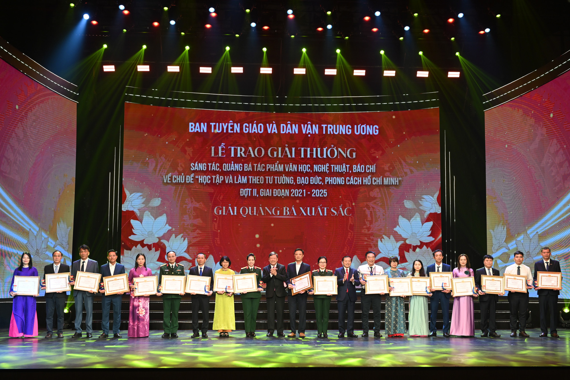 Trao Bằng khen tặng các tập thể có thành tích xuất sắc trong lĩnh vực báo chí, xuất bản.