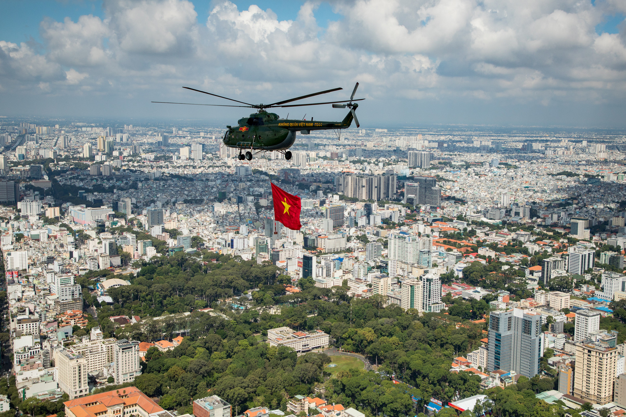 Với đường bay theo kế hoạch là: Sân bay quân sự Biên Hòa (Đồng Nai)-thành phố Thủ Đức- cầu Sài Gòn-Dinh Độc lập-bến Bạch Đằng và thoát ly khỏi trung tâm quận 1 (Thành phố Hồ Chí Minh) bay dọc theo sông Sài Gòn tới thành phố Thủ Dầu Một (Bình Dương), về lại sân bay quân sự Biên Hòa.