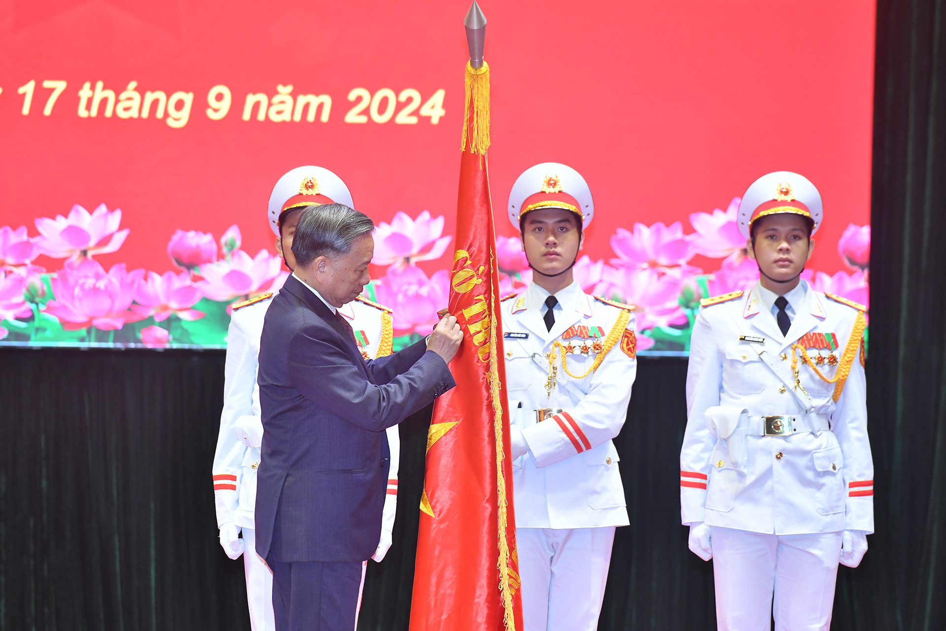 Tổng Bí thư, Chủ tịch nước Tô Lâm trao Huân chương Lao động hạng Nhất, tặng Học viện Chính trị quốc gia Hồ Chí Minh.