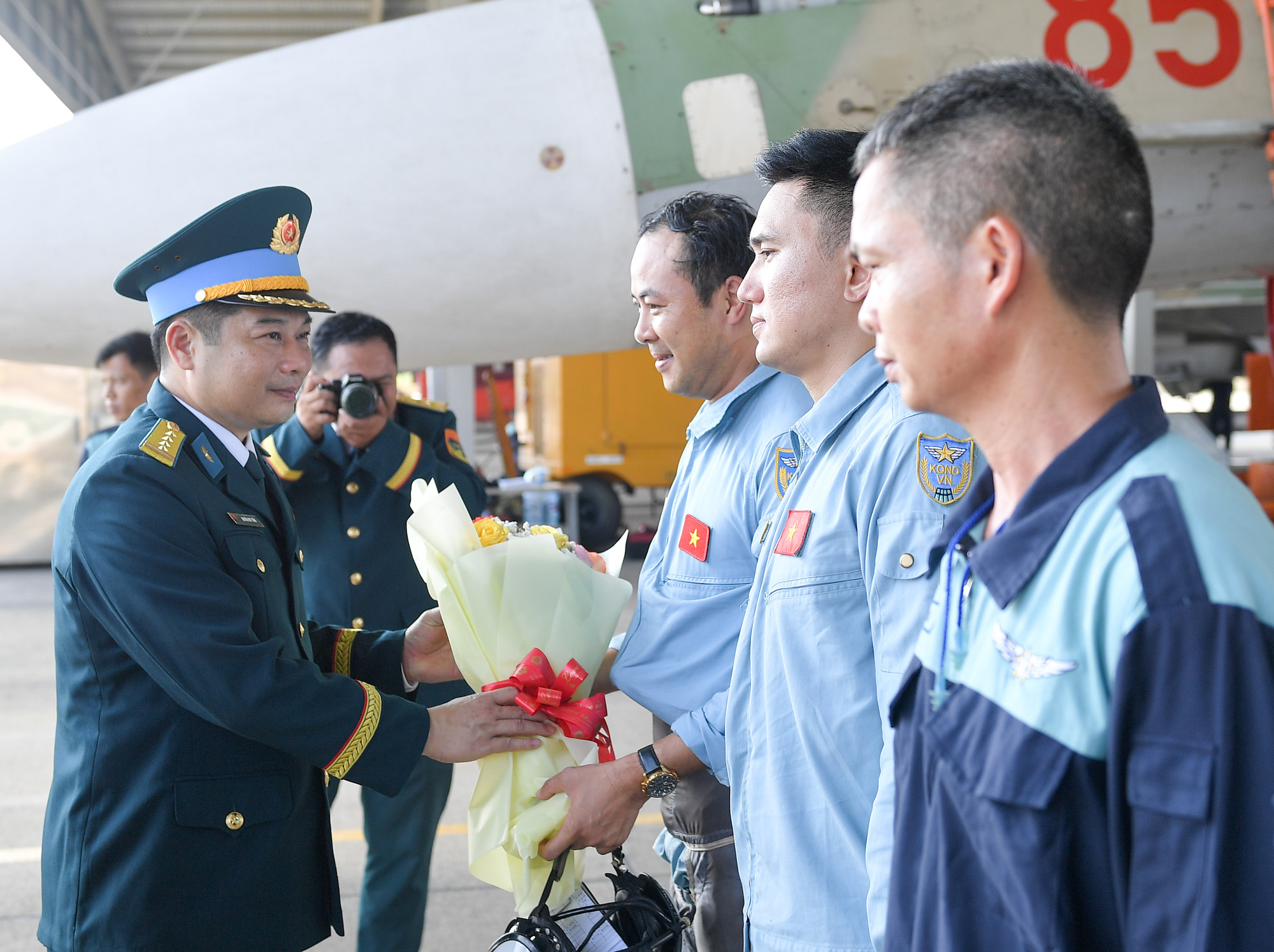 Đại tá Nguyễn Huy Tuấn - Phó Chính ủy Quân chủng Phòng không - Không quân, Bộ Quốc phòng tặng hoa các phi công SU-30MK2.