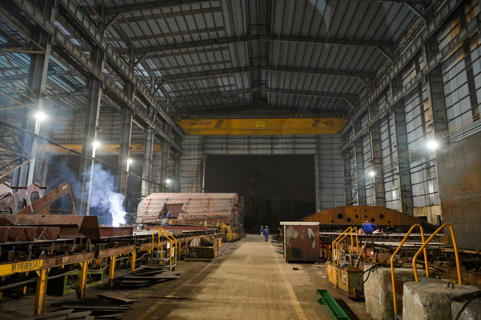 Đêm xuống, cũng là lúc ca 3 của những công nhân đóng tàu bắt đầu. Đêm xuống, cũng là lúc ca 3 của những công nhân đóng tàu bắt đầu.