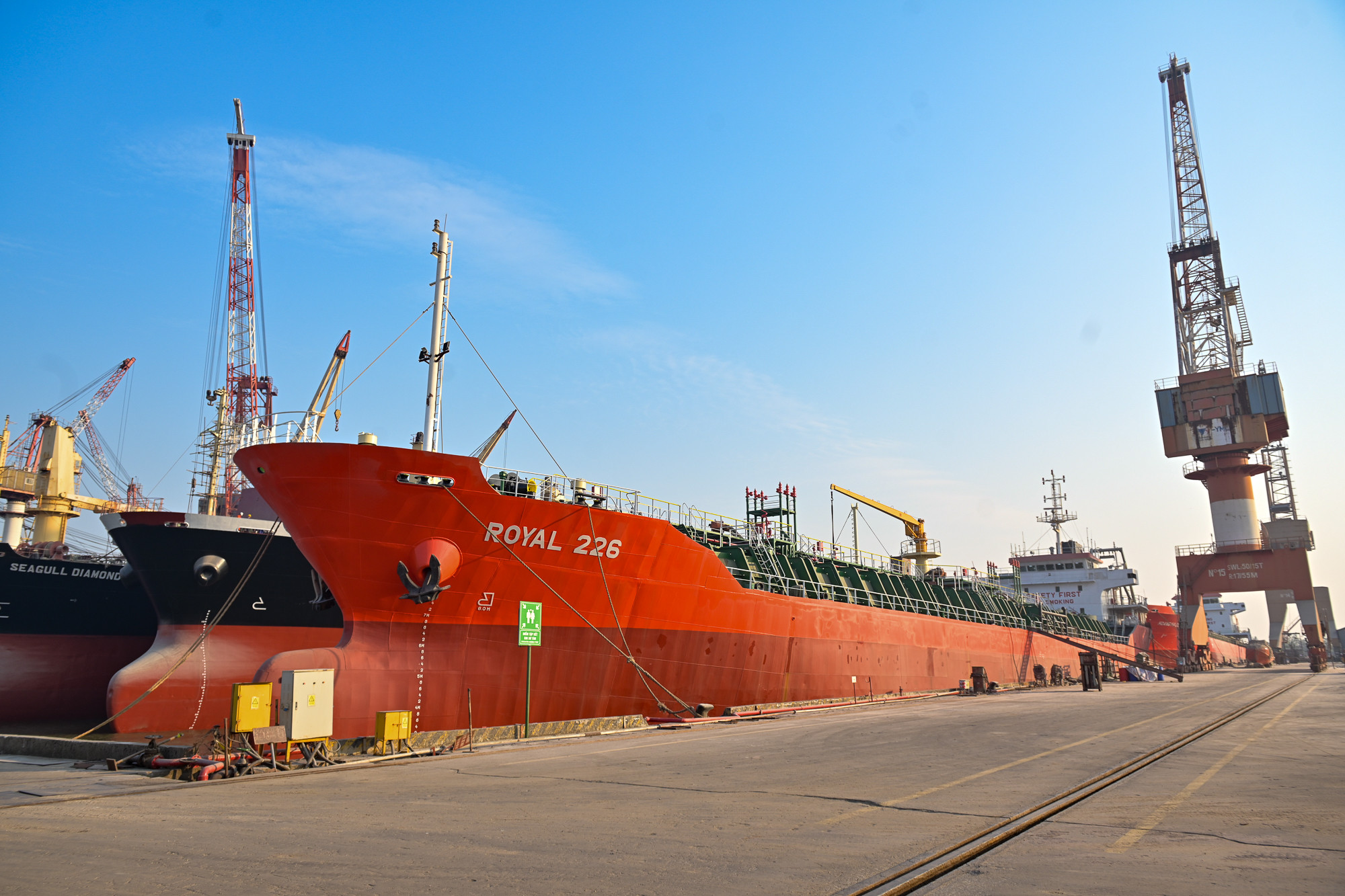 Tàu dầu 7.000 tấn đang được Nhà máy đóng tàu Nam Triệu tích cực hoàn thiện, bàn giao trong thời gian tới. Sau những khoảng thời gian trầm lắng thì hiện nay, số đơn hàng đóng tàu tăng nhanh, quy mô lớn hơn, tạo dựng uy tín tốt cho Nam Triệu trên thị trường đóng tàu trong nước và thế giới. Tàu dầu 7.000 tấn đang được Nhà máy đóng tàu Nam Triệu tích cực hoàn thiện, bàn giao trong thời gian tới. Sau những khoảng thời gian trầm lắng thì hiện nay, số đơn hàng đóng tàu tăng nhanh, quy mô lớn hơn, tạo dựng uy tín tốt cho Nam Triệu trên thị trường đóng tàu trong nước và thế giới.