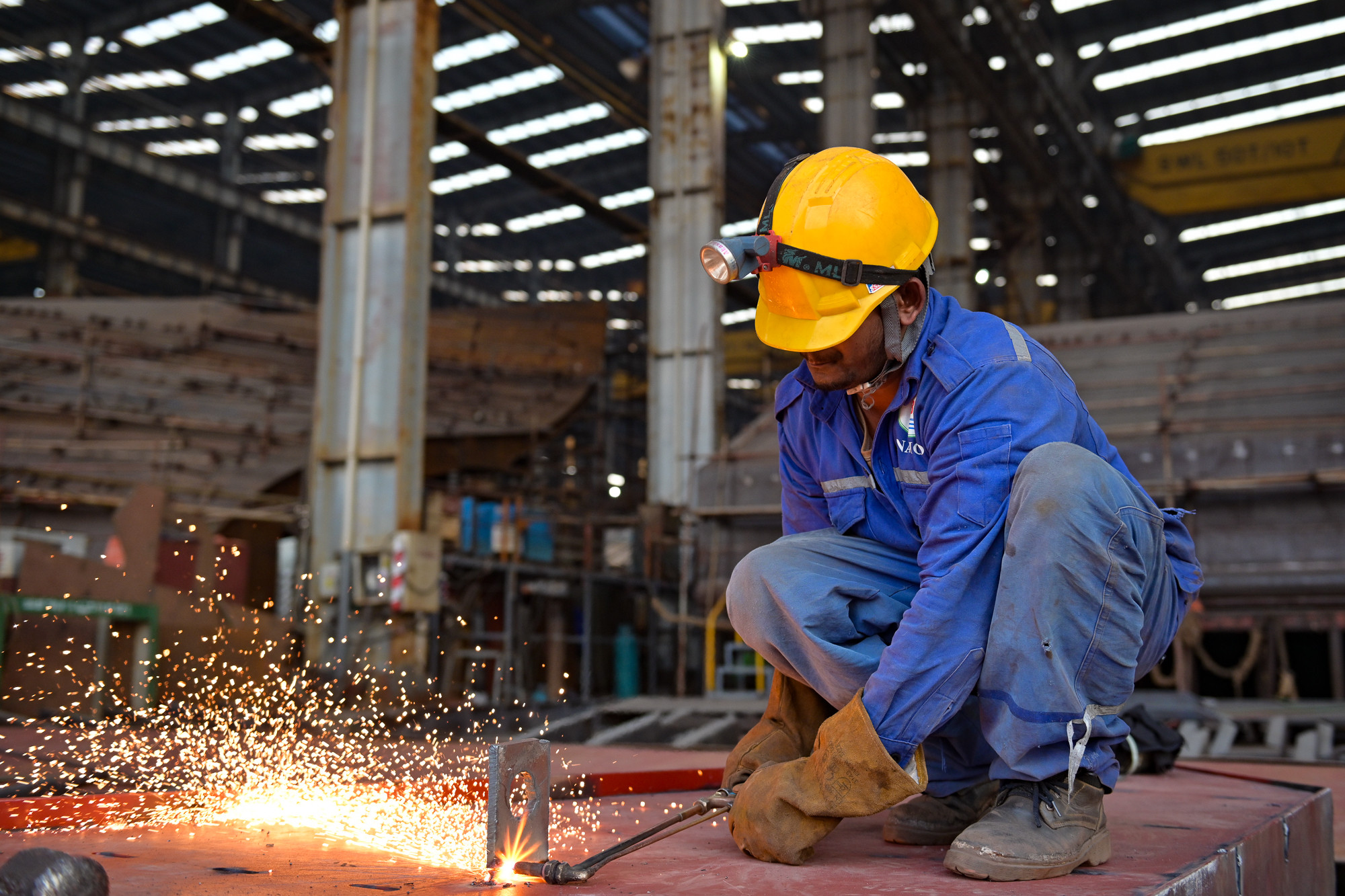 Từ năm 2022, đối mặt với tình trạng thiếu hụt thợ đóng tàu, trong khi các đơn hàng gia tăng, Nhà máy đóng tàu Nam Triệu bắt đầu tuyển dụng lao động Ấn Độ. Anh Yadla Ramu (sinh năm 1994) là một trong 8 công nhân Ấn Độ được công ty quyết định ký tiếp hợp đồng 2 năm tới trong số 29 người đã được tuyển dụng. Công nhân người Ấn Độ được đánh giá là có sức khỏe tốt, tuân thủ kỷ luật lao động. Từ năm 2022, đối mặt với tình trạng thiếu hụt thợ đóng tàu, trong khi các đơn hàng gia tăng, Nhà máy đóng tàu Nam Triệu bắt đầu tuyển dụng lao động Ấn Độ. Anh Yadla Ramu (sinh năm 1994) là một trong 8 công nhân Ấn Độ được công ty quyết định ký tiếp hợp đồng 2 năm tới trong số 29 người đã được tuyển dụng. Công nhân người Ấn Độ được đánh giá là có sức khỏe tốt, tuân thủ kỷ luật lao động.