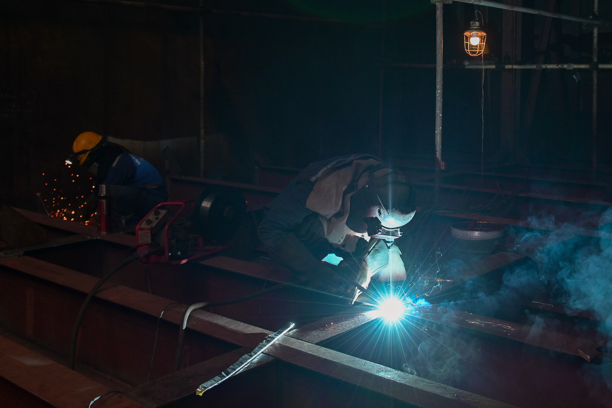 Ánh đèn hàn bừng sáng trong đêm tại phân xưởng vỏ. Ánh đèn hàn bừng sáng trong đêm tại phân xưởng vỏ.