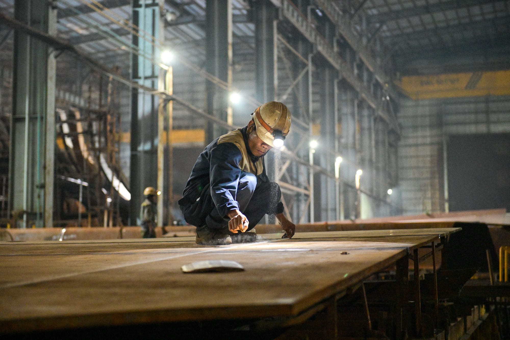 Đối với đóng tàu lớn, mỗi bộ phận, mỗi phân xưởng làm một phần độc lập, làm đến đâu hoàn thiện đến đó. Đối với đóng tàu lớn, mỗi bộ phận, mỗi phân xưởng làm một phần độc lập, làm đến đâu hoàn thiện đến đó.