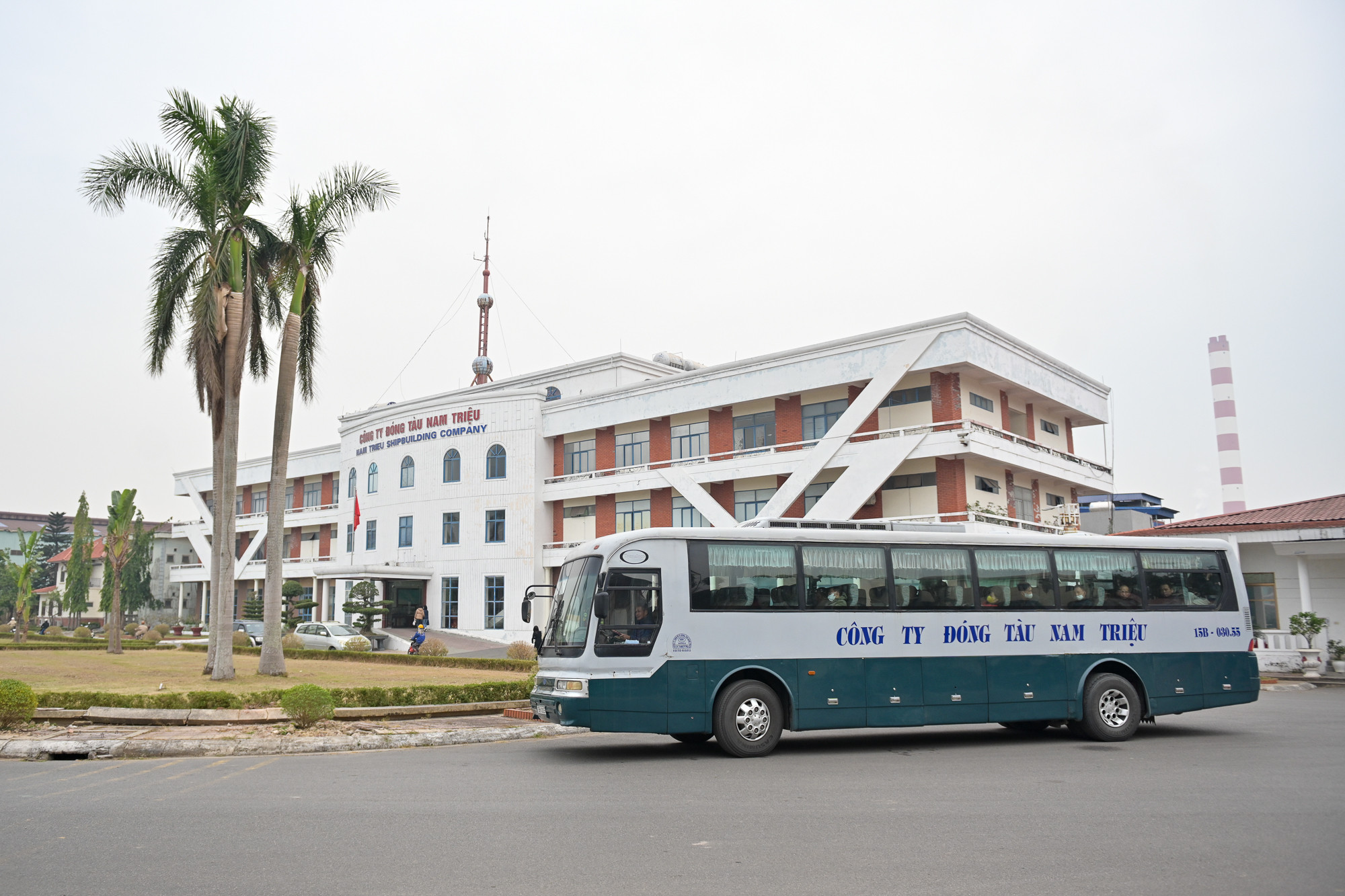 Nhà máy đóng tàu Nam Triệu (Tổng công ty Công nghiệp Tàu thủy SBIC) từ hàng chục năm nay đã tổ chức xe đón cán bộ, công nhân viên hằng ngày tại bến xe lúc 6 giờ 50 phút sáng; chiều đón về lúc 16 giờ 45 phút. Điểm đón xa nhất ở quận Hồng Bàng (thành phố Hải Phòng), cách trụ sở công ty ở xã Tam Hưng, huyện Thủy Nguyên, khoảng 18km. Trên quãng đường này, để tạo thuận lợi cho cán bộ, công nhân viên, xe còn dừng thêm ở 2 điểm đón phù hợp. Nhà máy đóng tàu Nam Triệu (Tổng công ty Công nghiệp Tàu thủy SBIC) từ hàng chục năm nay đã tổ chức xe đón cán bộ, công nhân viên hằng ngày tại bến xe lúc 6 giờ 50 phút sáng; chiều đón về lúc 16 giờ 45 phút. Điểm đón xa nhất ở quận Hồng Bàng (thành phố Hải Phòng), cách trụ sở công ty ở xã Tam Hưng, huyện Thủy Nguyên, khoảng 18km. Trên quãng đường này, để tạo thuận lợi cho cán bộ, công nhân viên, xe còn dừng thêm ở 2 điểm đón phù hợp.