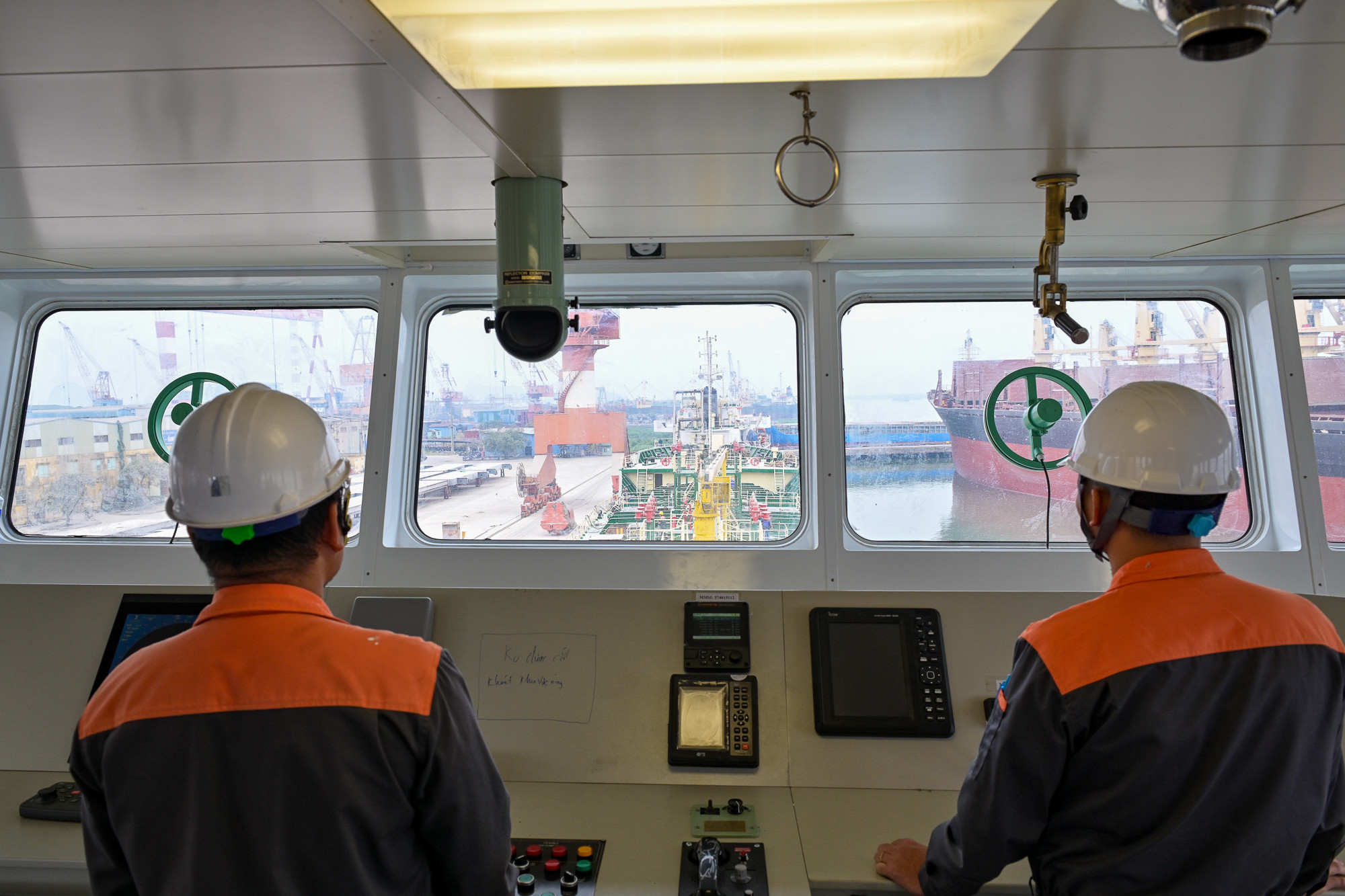 Những người thợ đóng tàu luôn yêu nghề, họ vui, tự hào khi con tàu do họ đóng, vượt đại dương đến khắp năm châu, bốn biển. Những người thợ đóng tàu luôn yêu nghề, họ vui, tự hào khi con tàu do họ đóng, vượt đại dương đến khắp năm châu, bốn biển.