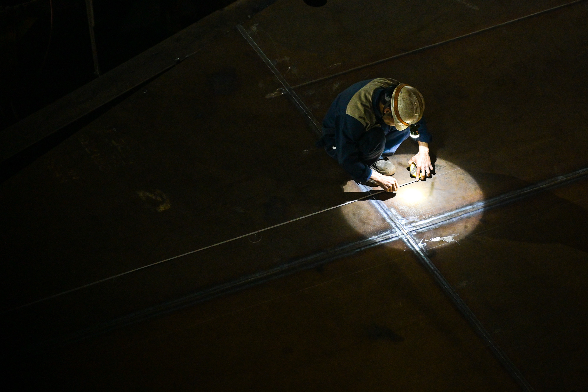 Những kỹ sư, công nhân đóng tàu luôn đặt mục tiêu chất lượng lên hàng đầu, không quản vất vả ngày đêm. Những kỹ sư, công nhân đóng tàu luôn đặt mục tiêu chất lượng lên hàng đầu, không quản vất vả ngày đêm.