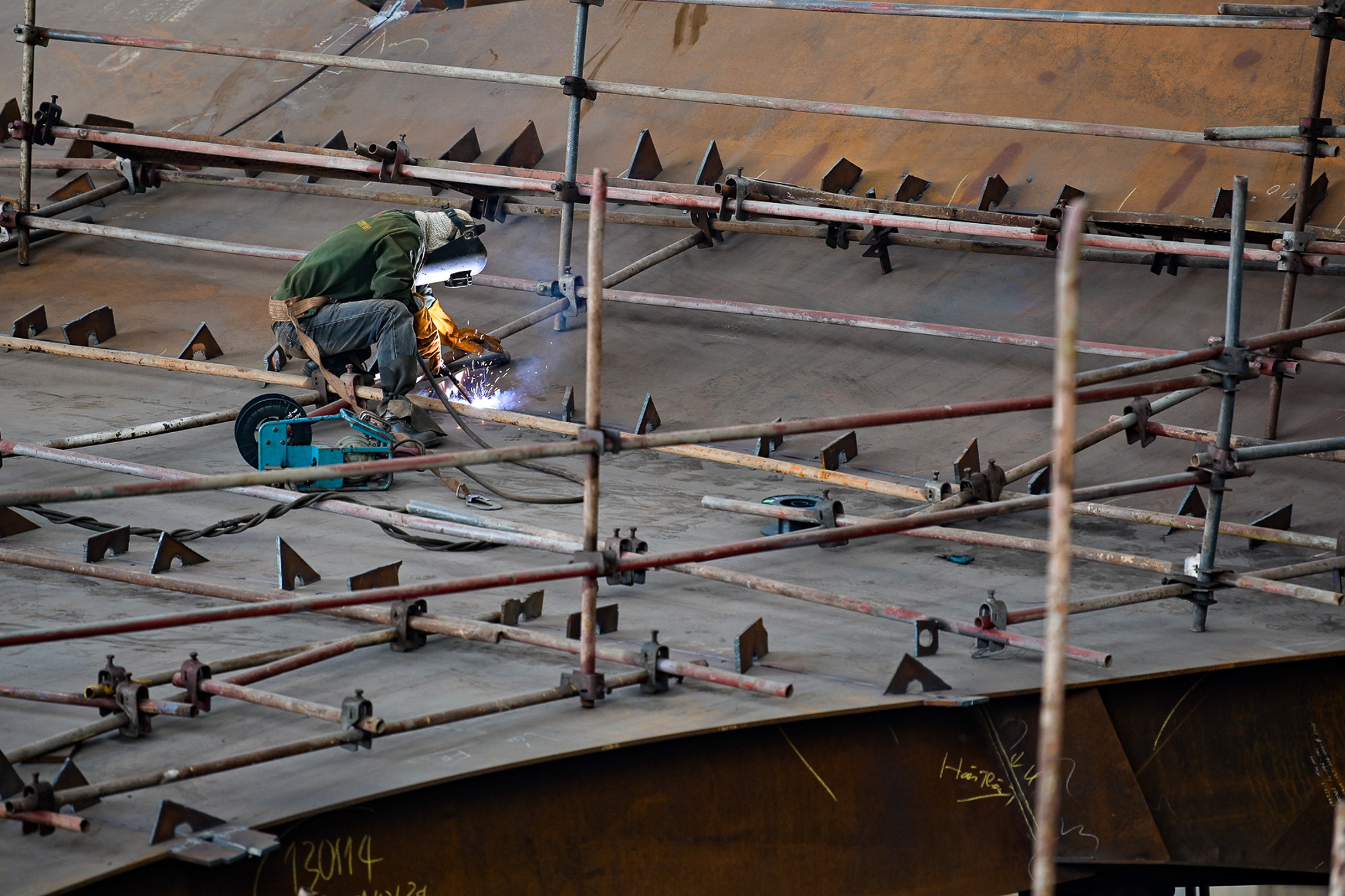 Thợ hàn ở phân xưởng Vỏ tàu đang ngày đêm miệt mài để hoàn thiện hàng trăm block vỏ tàu 65.000 DWT số 2. Thợ hàn ở phân xưởng Vỏ tàu đang ngày đêm miệt mài để hoàn thiện hàng trăm block vỏ tàu 65.000 DWT số 2.