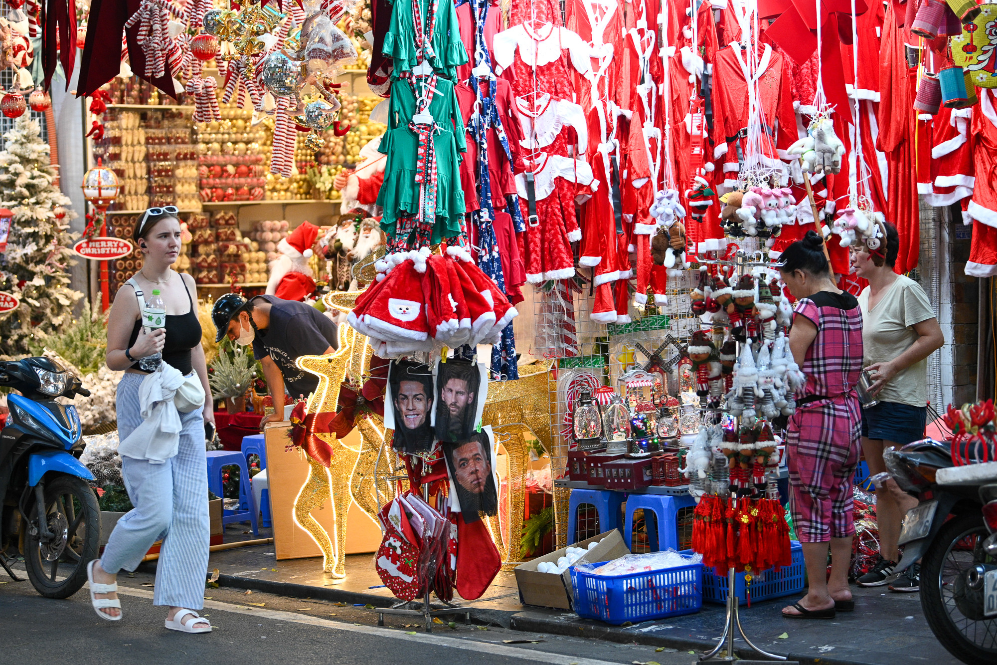 Đồ chơi trong dịp Noel được bày bán trên cả tuyến phố.