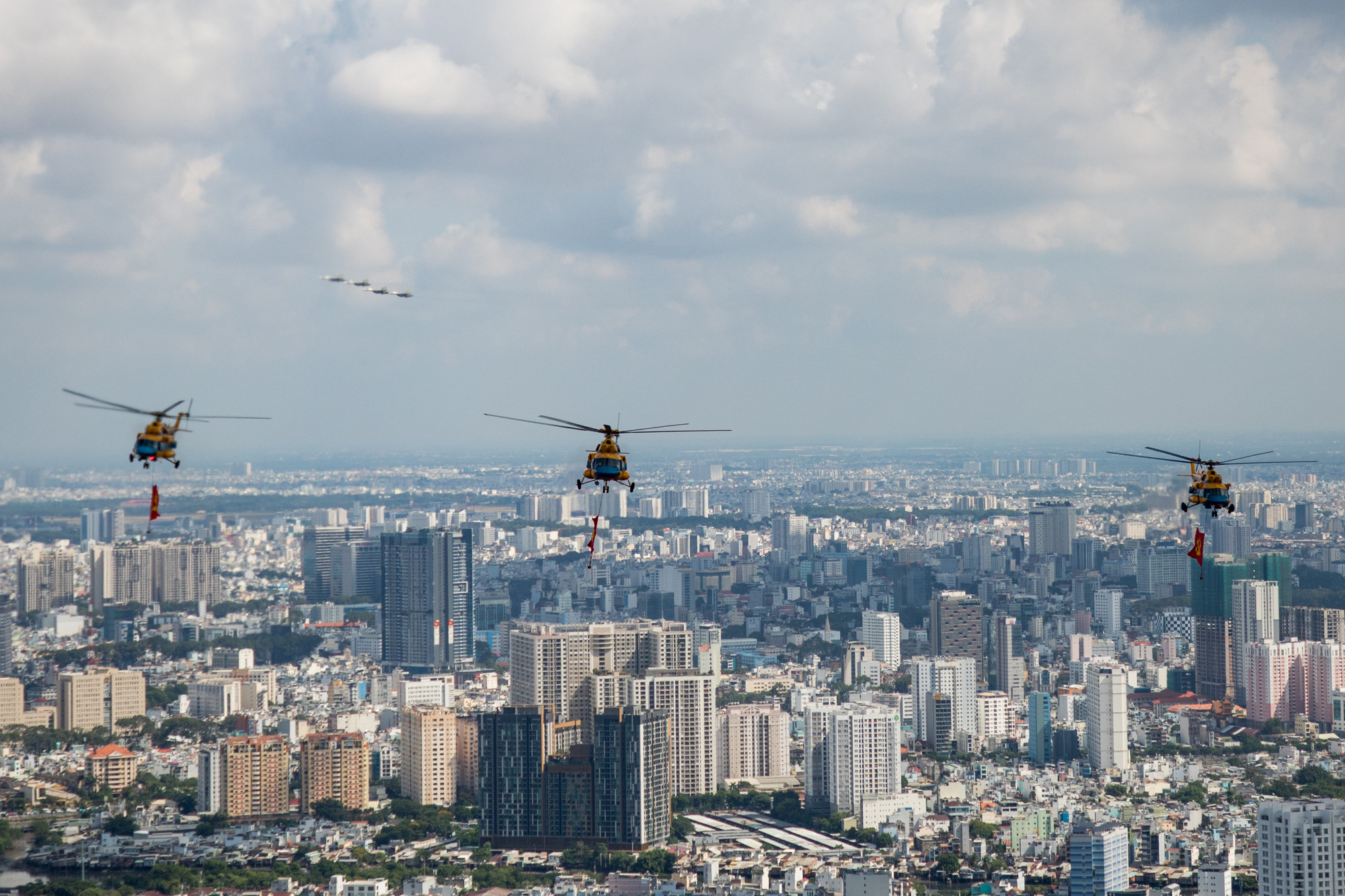 Ngoài trực thăng, đội hình còn có các loại máy bay tiêm kích Su-30MK; máy bay huấn luyện đa năng Yak-130.