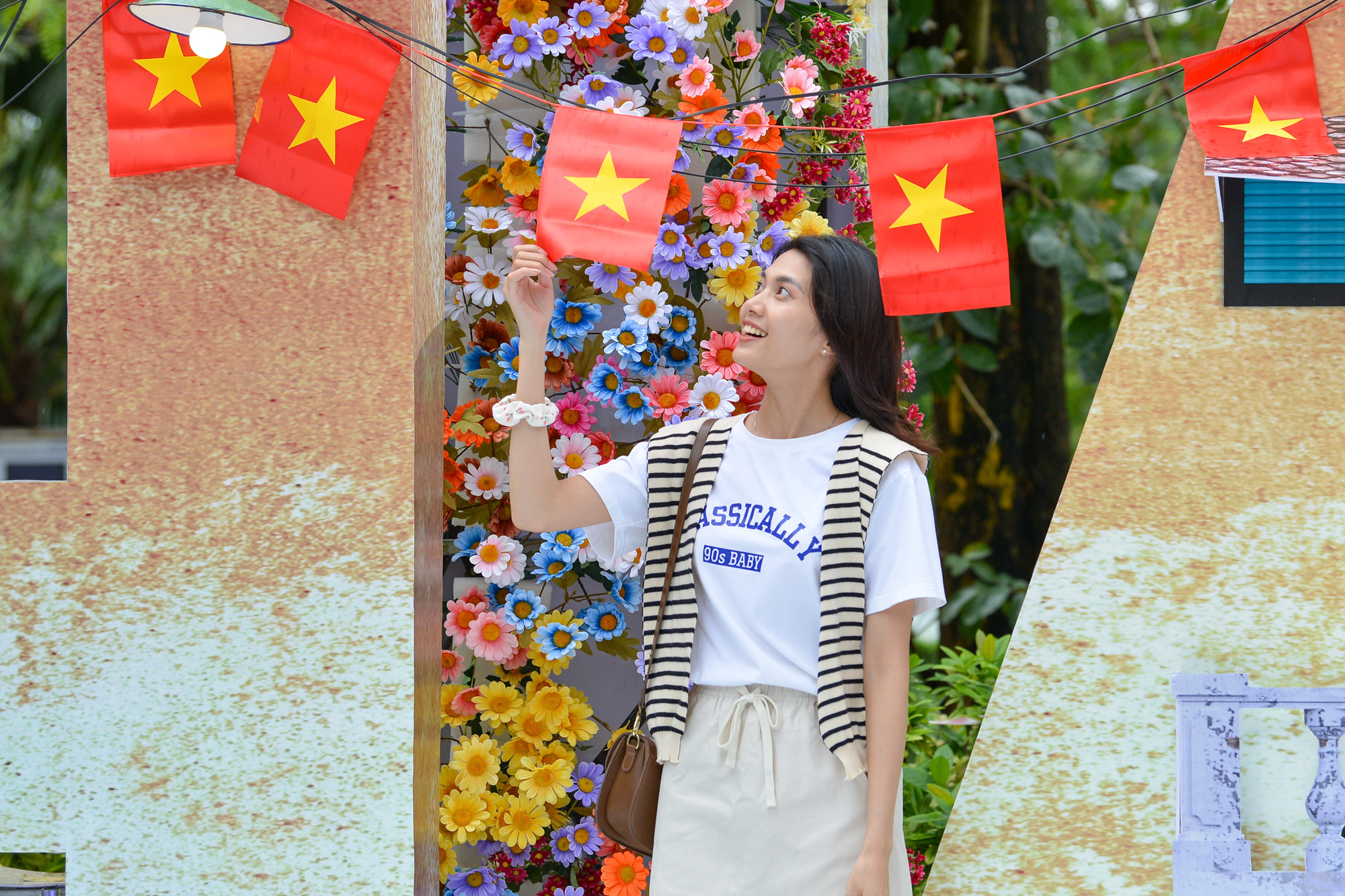 Các bạn trẻ thích thú chụp ảnh check-in tại Festival.