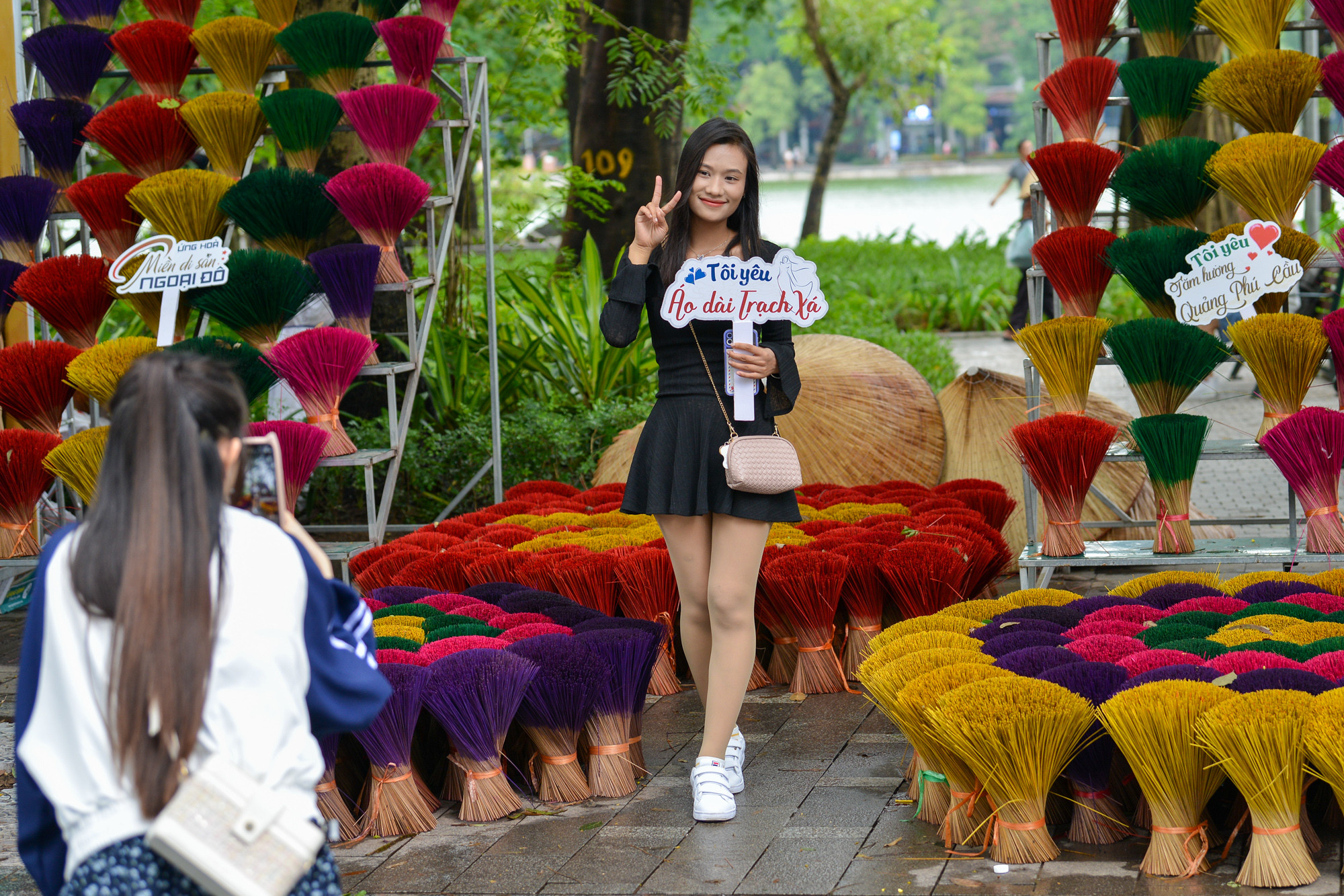 Những gian hàng của làng hương Quảng Phú Cầu (huyện Ứng Hoà) tại Festival Thu Hà Nội trở thành điểm check-in của các bạn trẻ.