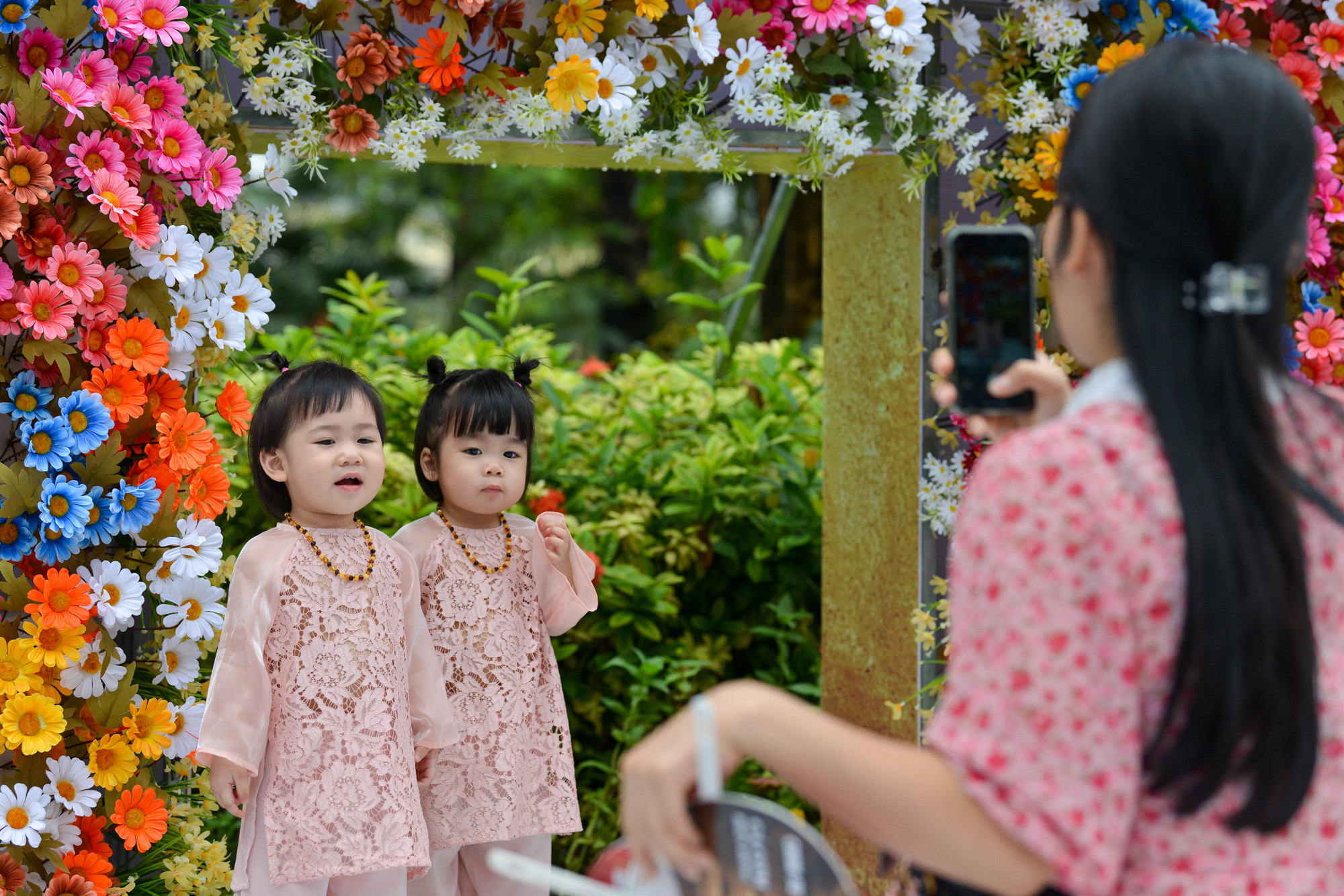 Nhiều gia đình cho các bạn nhỏ đến không gian Festival để chụp hình.