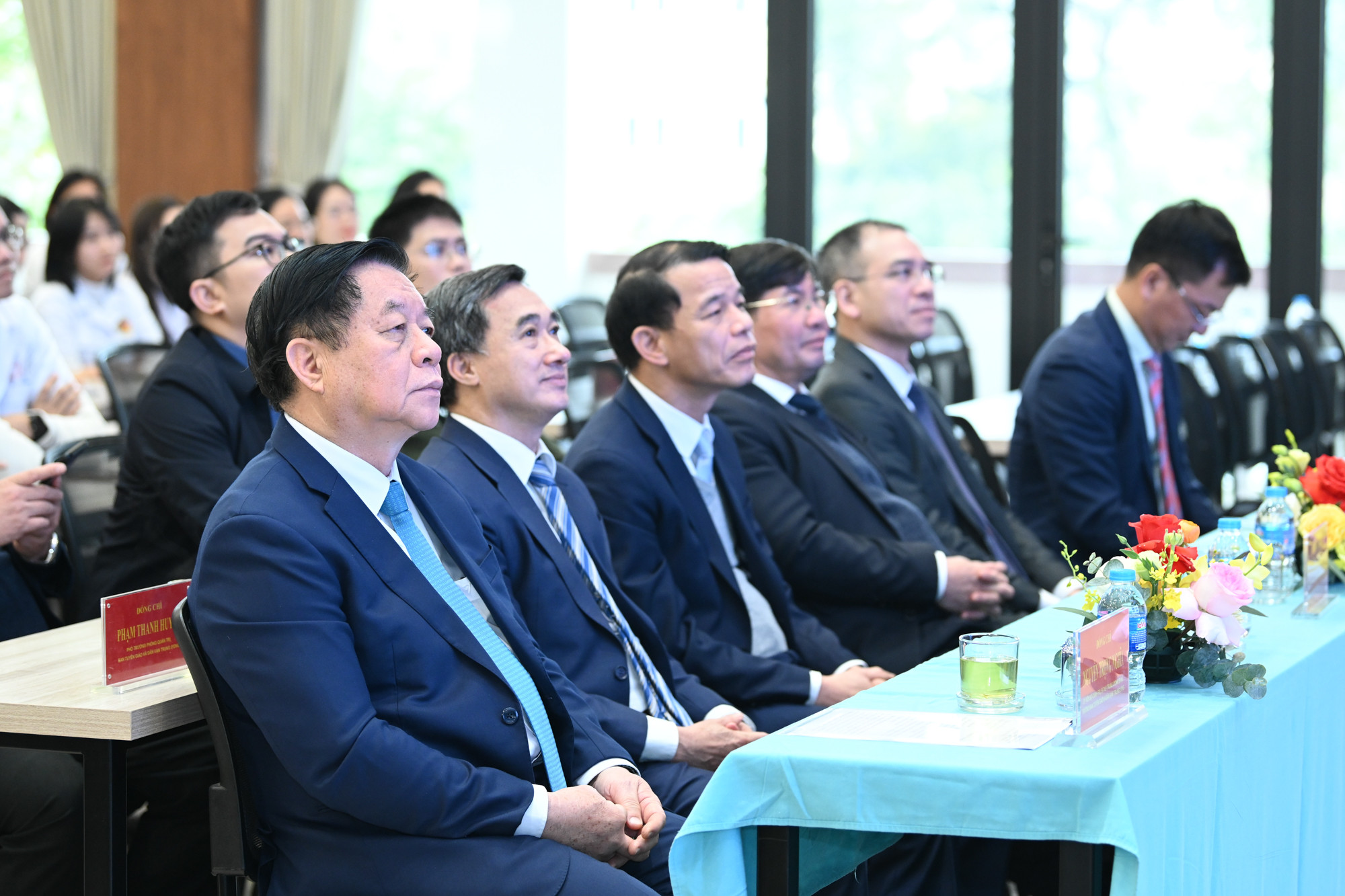 Trong sáng 25/2, đồng chí Nguyễn Trọng Nghĩa đã tới chúc mừng các y, bác sĩ, nhân viên y tế Bệnh viện E.