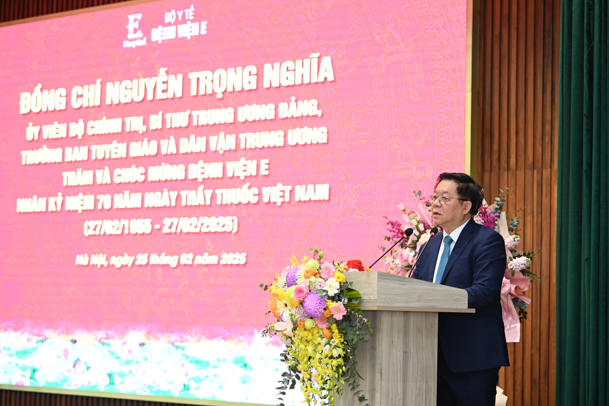 Đồng chí Nguyễn Trọng Nghĩa chúc mừng các y, bác sĩ, nhân viên y tế Bệnh viện E.