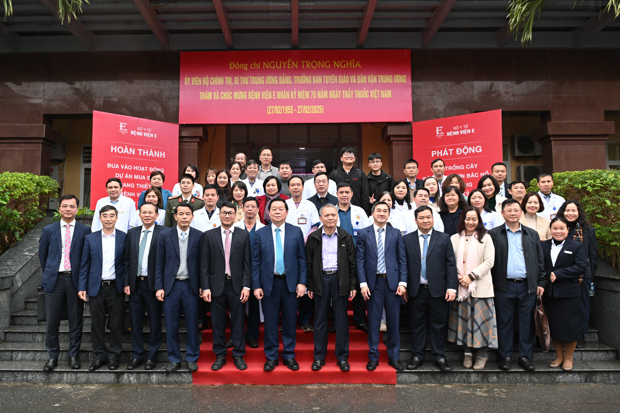 Trưởng Ban Tuyên giáo và Dân vận Trung ương Nguyễn Trọng Nghĩa cùng các đại biểu tại lễ phát động Tết trồng cây tại Bệnh viện E.