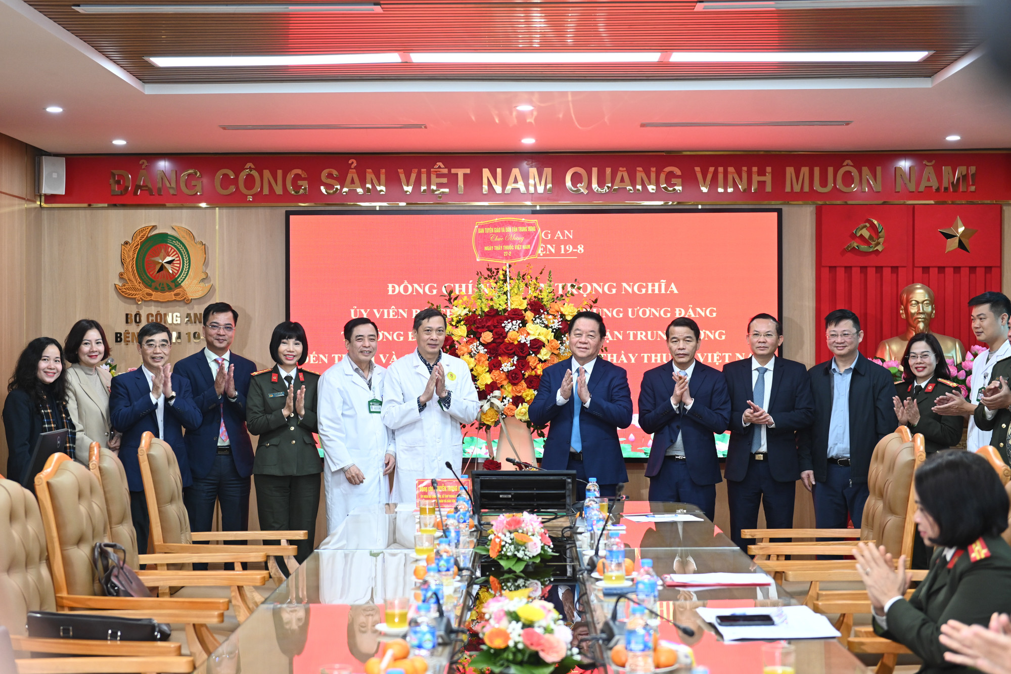 Trưởng Ban Tuyên giáo và Dân vận Trung ương Nguyễn Trọng Nghĩa chúc mừng Bệnh viện 19/8.