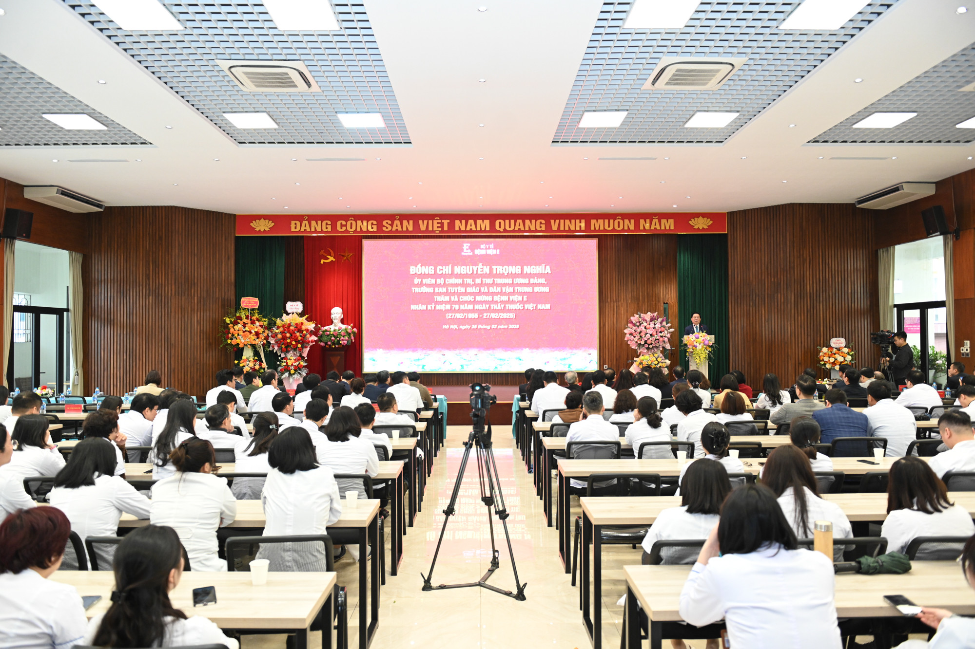 Quang cảnh cuộc làm việc.