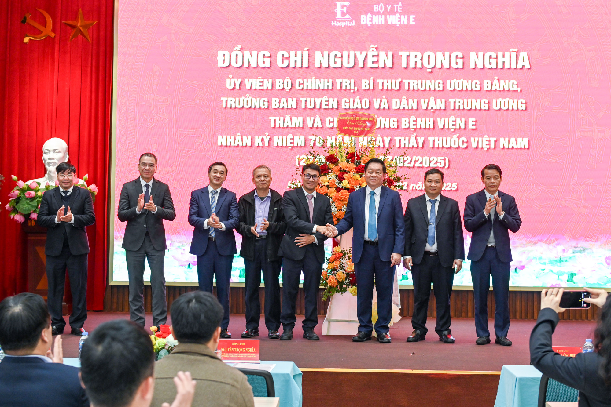 Trưởng Ban Tuyên giáo và Dân vận Trung ương Nguyễn Trọng Nghĩa chúc mừng các y, bác sĩ, nhân viên y tế Bệnh viện E.