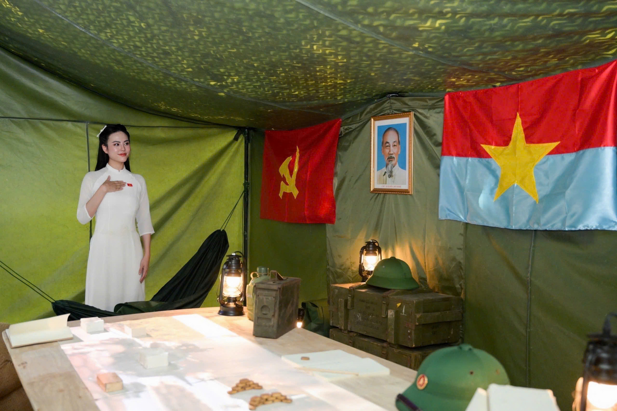 Không gian triển lãm thu hút các bạn trẻ đến tham quan.