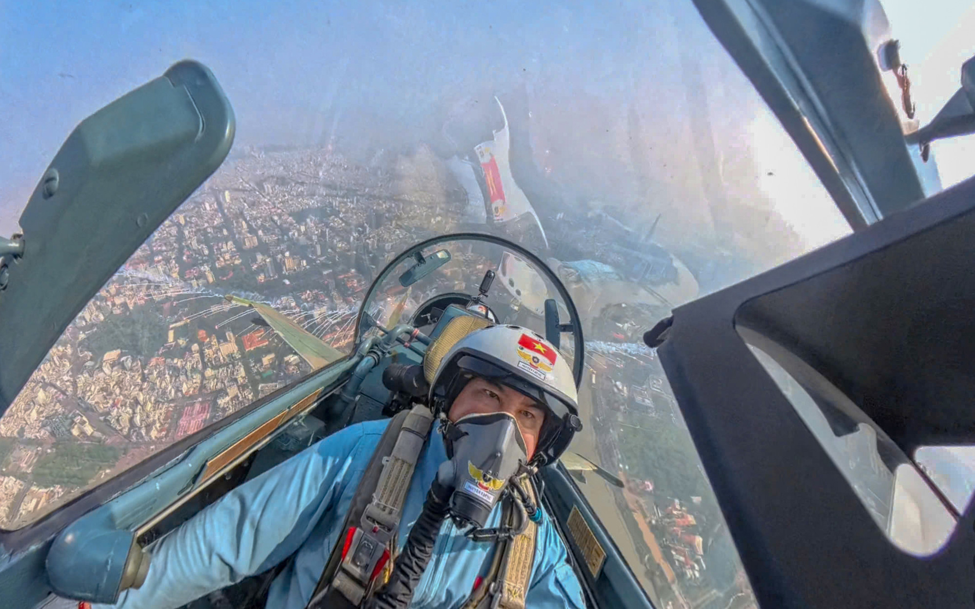 Tiêm kích Su-30MK2 thả bẫy nhiệt giữa bầu trời thành phố Hồ Chí Minh.