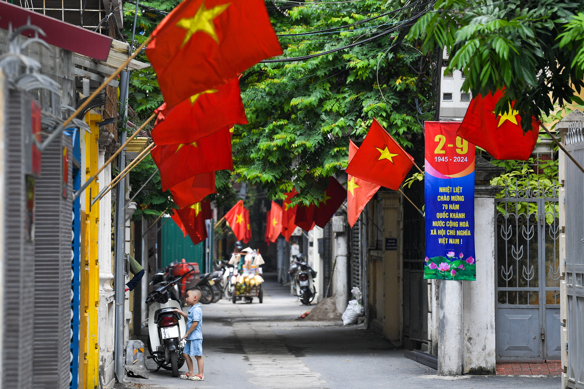 Con ngõ nhỏ tại phố Nguyễn Viết Xuân rực rỡ sắc đỏ chào mừng kỷ niệm 79 năm Cách mạng Tháng Tám và Quốc khánh 2/9. Con ngõ nhỏ tại phố Nguyễn Viết Xuân rực rỡ sắc đỏ chào mừng kỷ niệm 79 năm Cách mạng Tháng Tám và Quốc khánh 2/9.