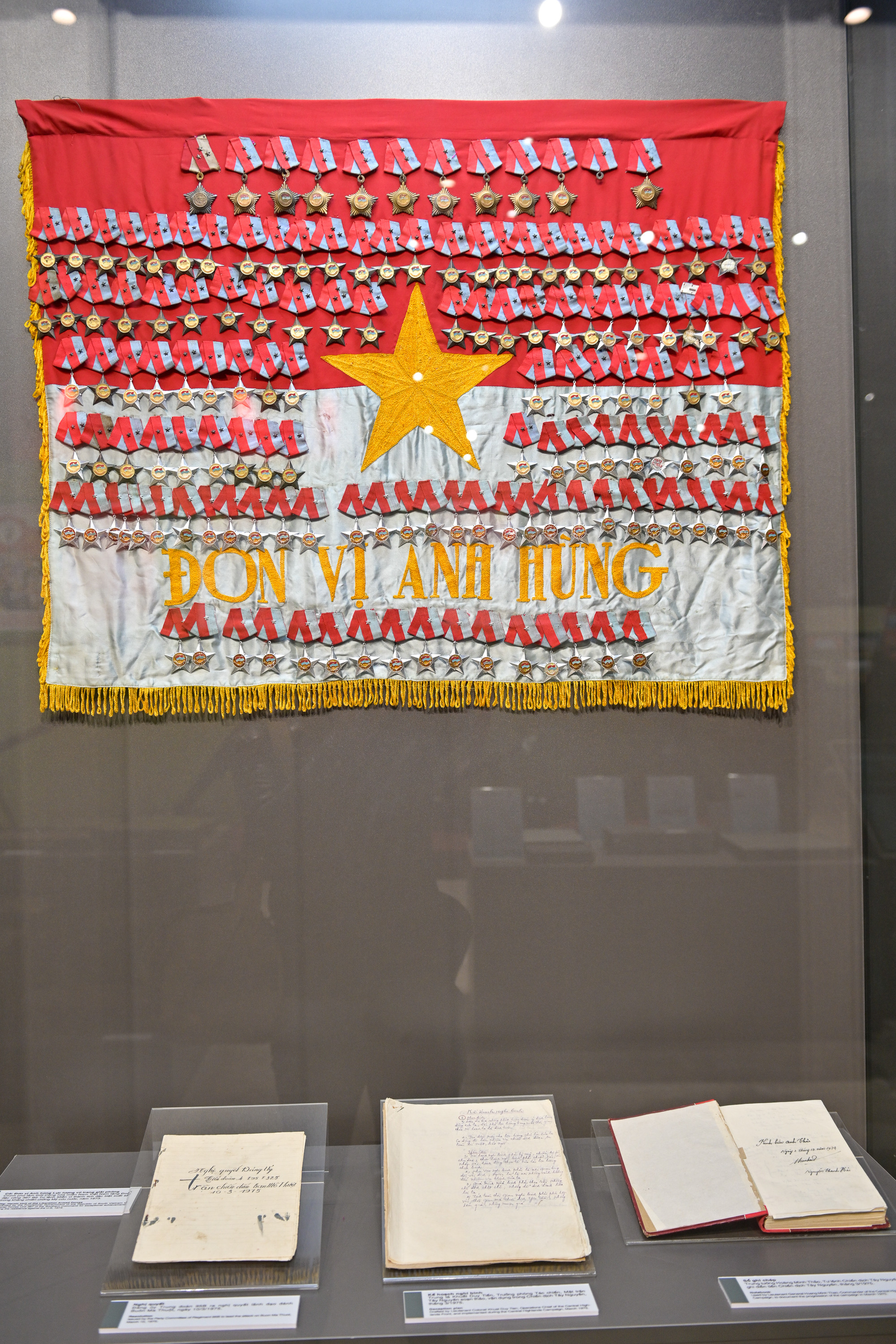 Cờ Đơn vị Anh hùng Lực lượng vũ trang giải phóng gắn 154 huân, huy chương của Chính phủ lâm thời Cộng hòa miền nam Việt Nam tặng Đoàn đặc công 367; Kế hoạch nghi binh do Trung tá Khuất Duy Tiến, Trưởng phòng Tác chiến, Mặt trận Tây Nguyên soạn thảo, vận dụng trong Chiến dịch Tây Nguyên, tháng 3/1975…