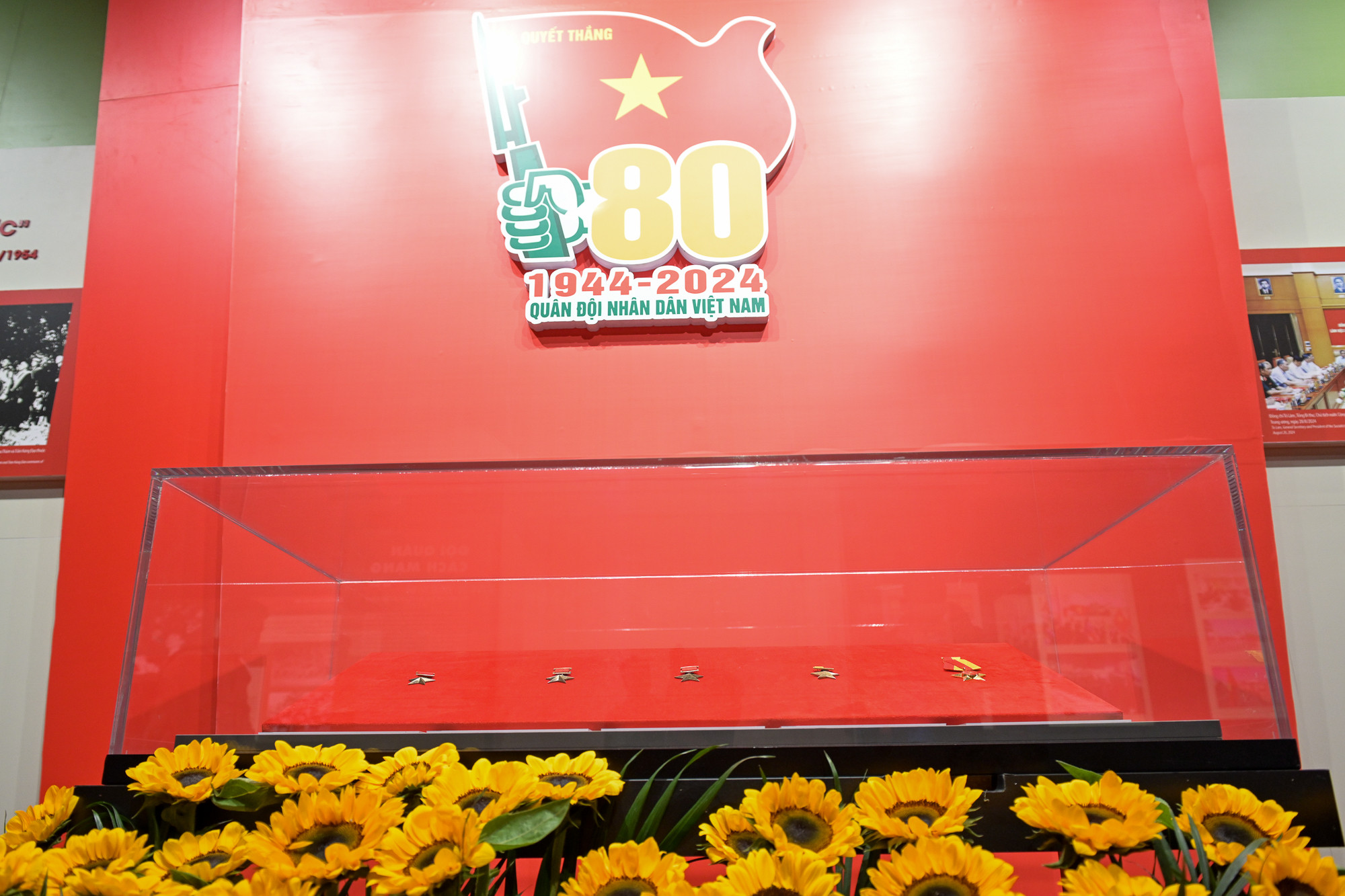 Tiêu biểu như: 5 Huân chương Sao vàng - Quốc hội, Nhà nước, Chính phủ tặng Quân đội nhân dân Việt Nam; Bằng và Huân chương Quân công hạng Nhất - Chủ tịch Hồ Chí Minh tặng Đội quân Giải phóng, Đội quân khởi nghĩa Nam Bộ và Đội quân du kích Bắc Sơn năm 1948.