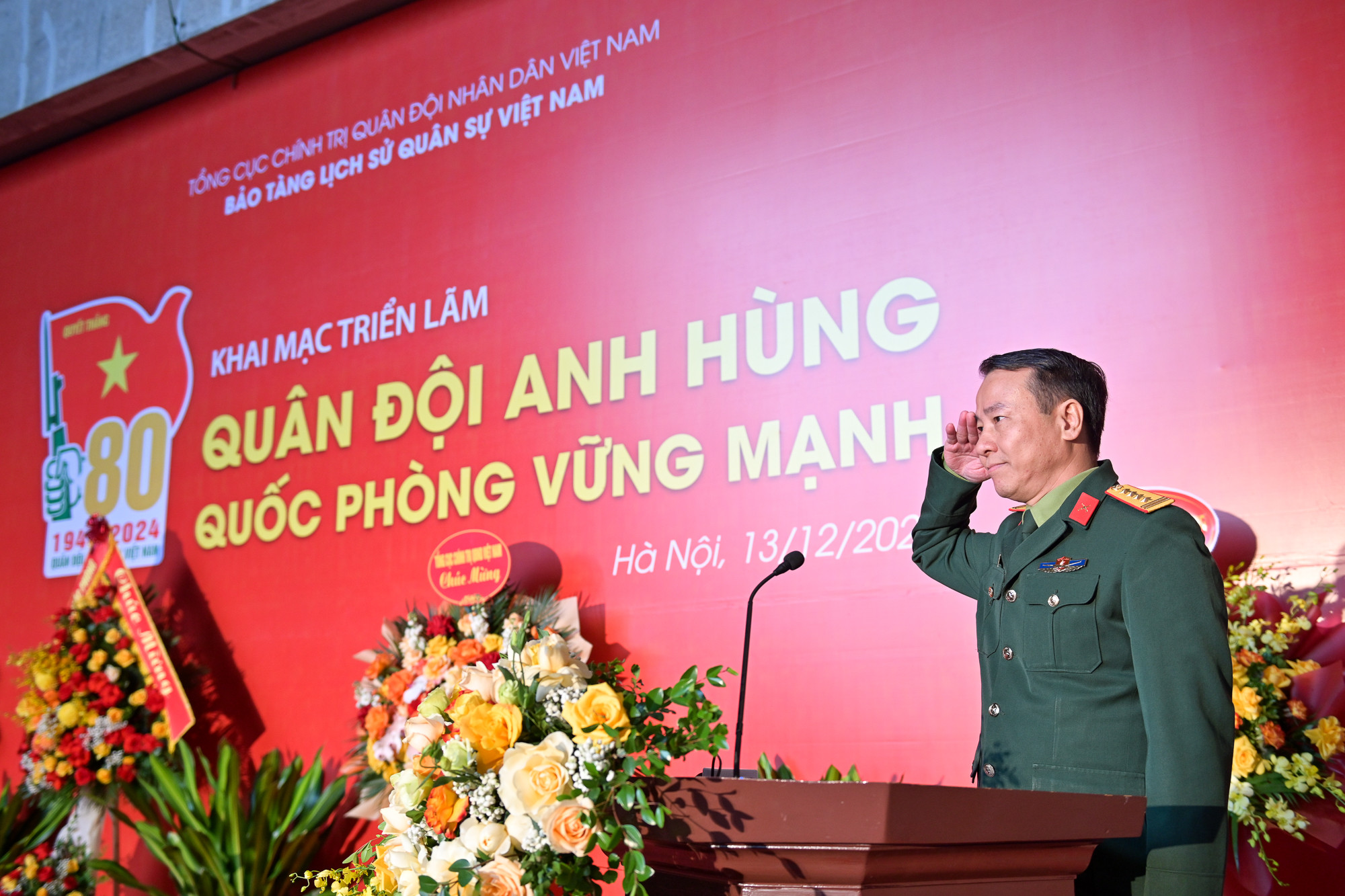 Đại tá Lê Vũ Huy, Giám đốc Bảo tàng Lịch sử Quân sự Việt Nam phát biểu khai mạc.