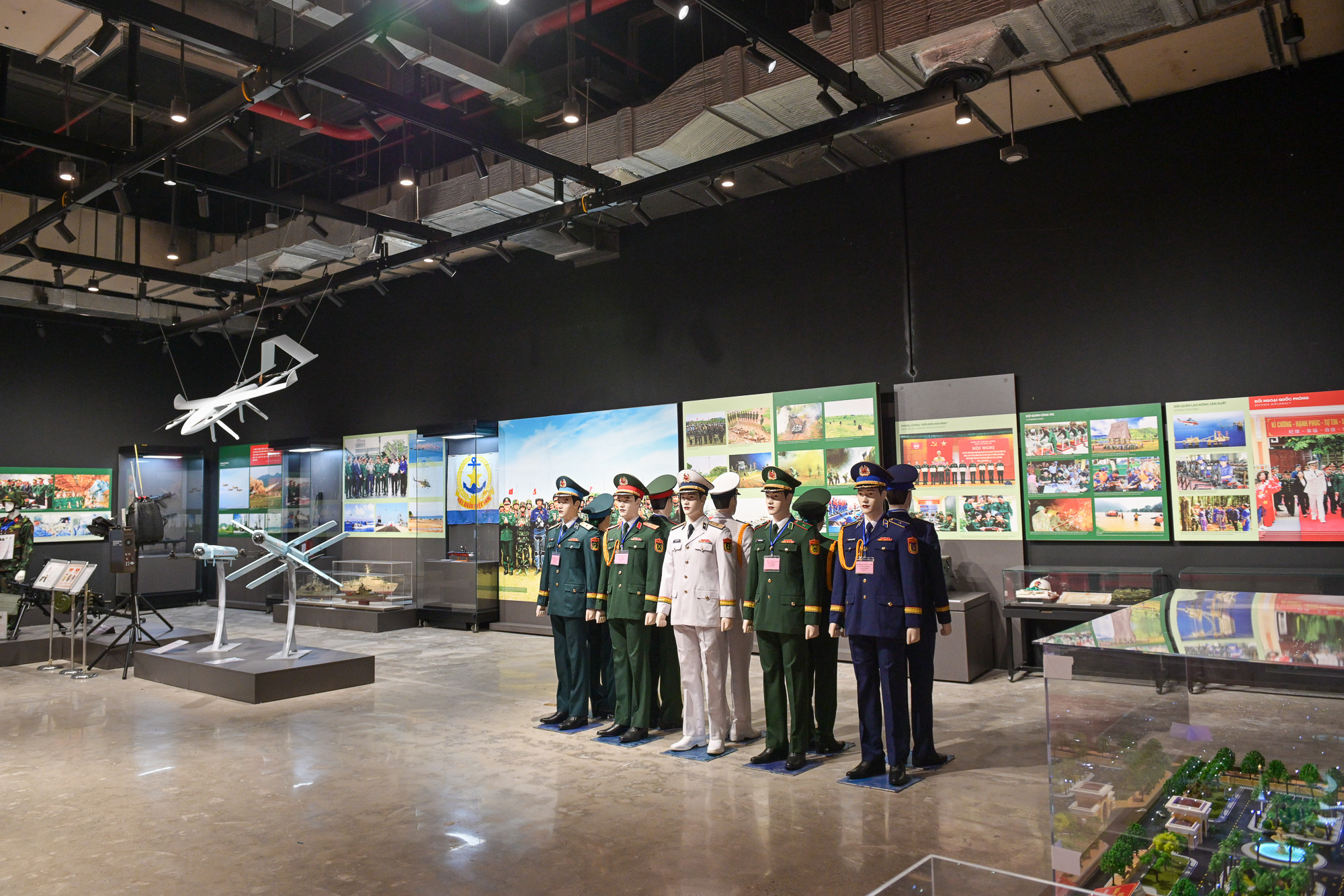 Sản phẩm của một số nhà máy thuộc Tổng cục Công nghiệp Quốc phòng, Quân chủng Phòng không-Không quân, Quân chủng Hải quân, Binh chủng Hóa học, Binh chủng Thông tin liên lạc, Công ty TNHH Một thành viên Ứng dụng kỹ thuật và Sản xuất (TECAPRO)… được giới thiệu tại triển lãm.