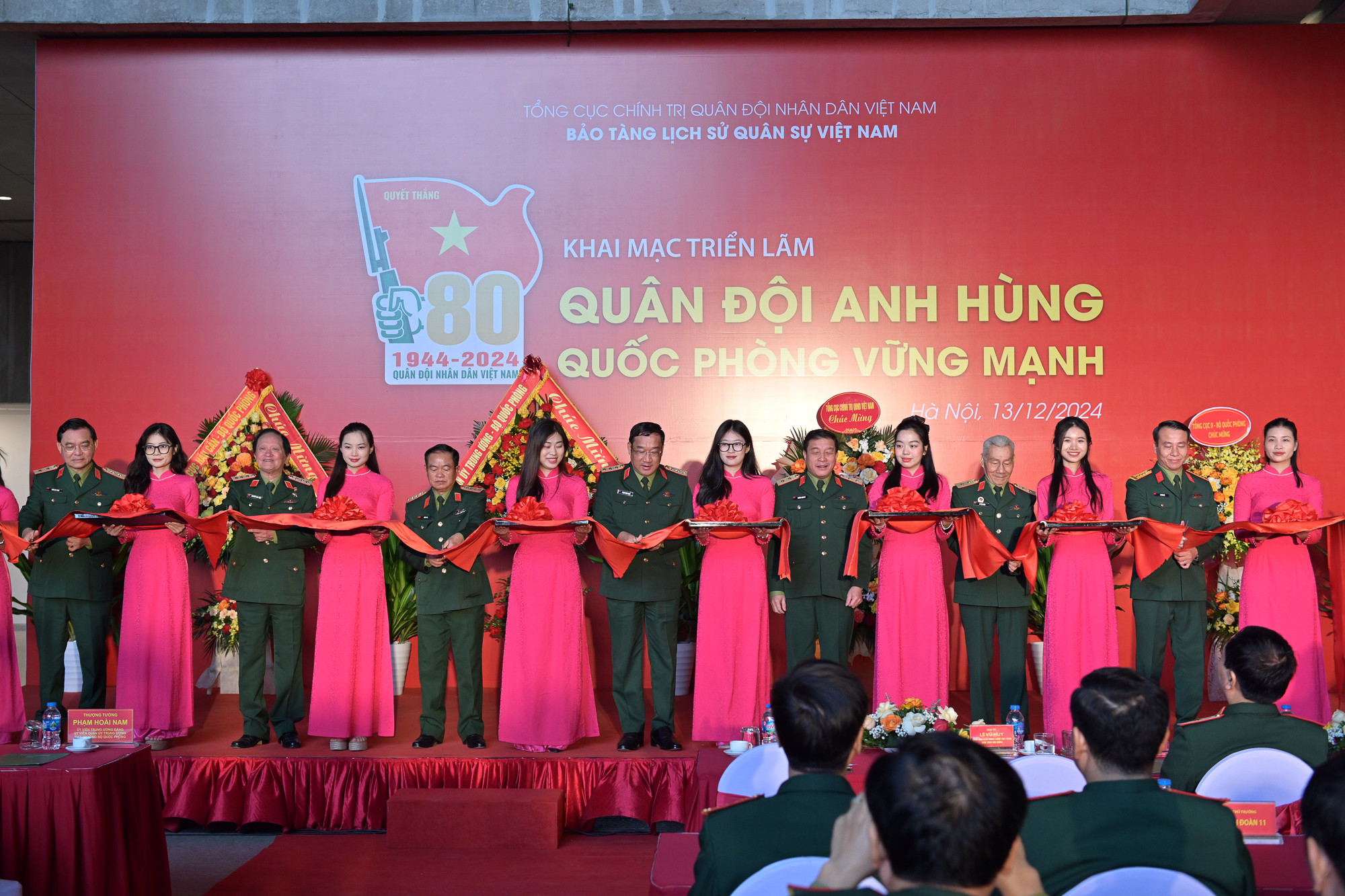 Các đại biểu thực hiện nghi thức cắt băng khai mạc triển lãm.