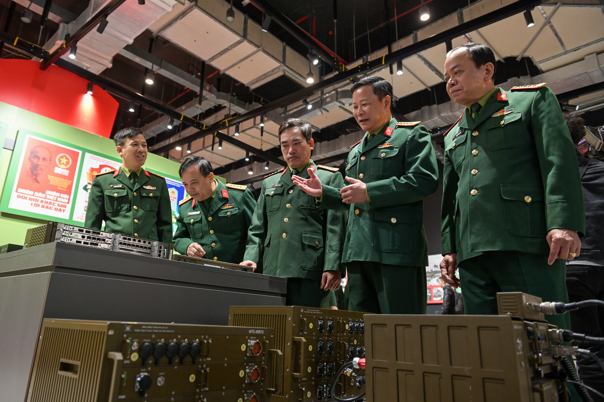 Triển lãm giới thiệu gần 300 hình ảnh, tài liệu, hiện vật khái quát quá trình xây dựng, chiến đấu và trưởng thành của Quân đội nhân dân Việt Nam với những phần thưởng cao quý.