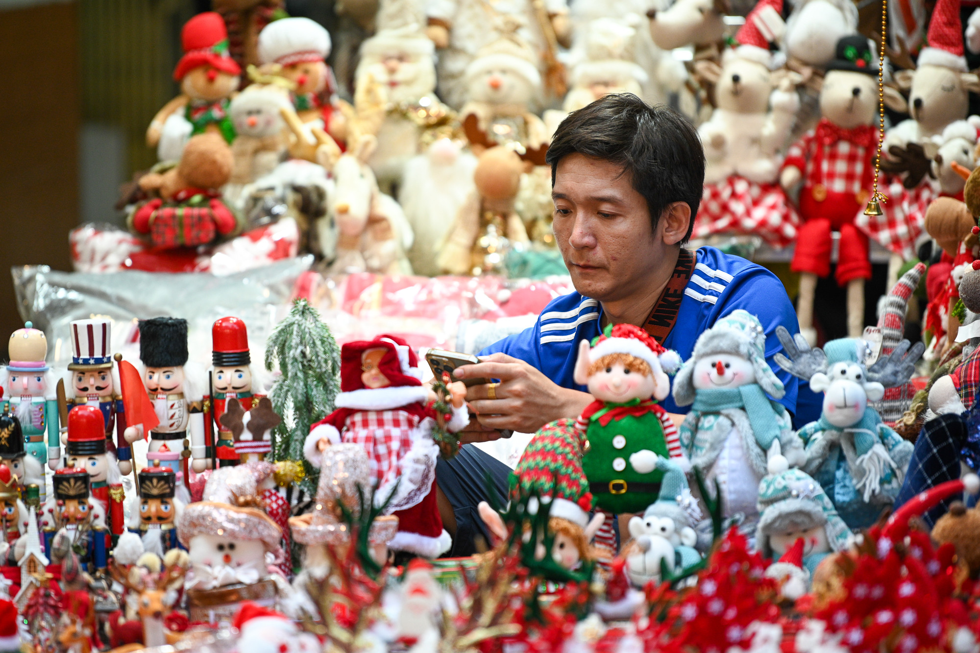 Các sản phẩm như: búp bê có hình dáng ông già Noel, mô hình cây thông, xe kéo tuần lộc cùng các loại nơ, chuông, dây kim tuyến, hộp quà là mặt hàng được bày bán nhiều nhất.