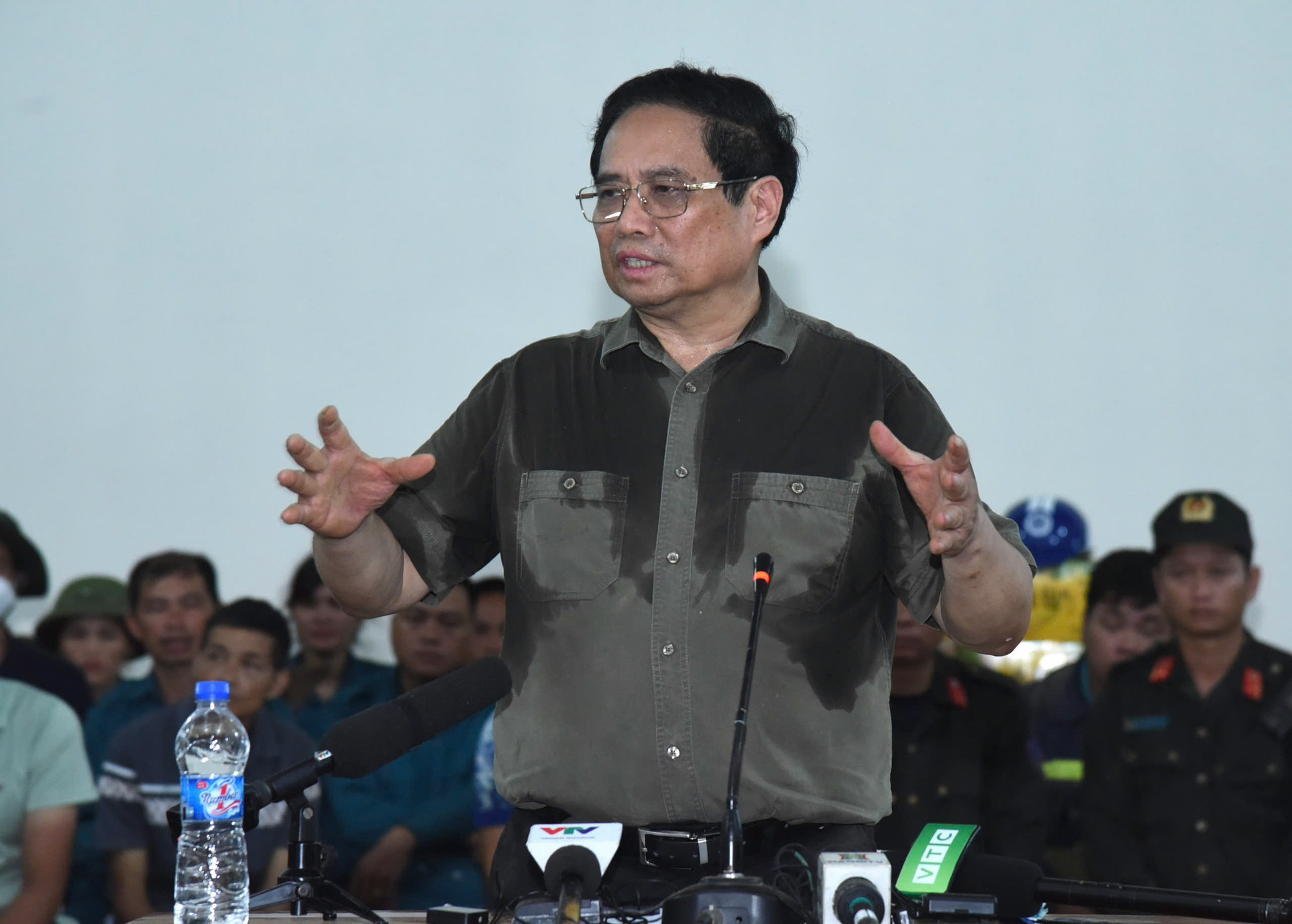 Thủ tướng Phạm Minh Chính phát biểu chỉ đạo tại buổi làm việc với các lực lượng cứu hộ, cứu nạn tại Nhà văn hóa-Trung tâm học tập cộng đồng thôn Làng Nủ.