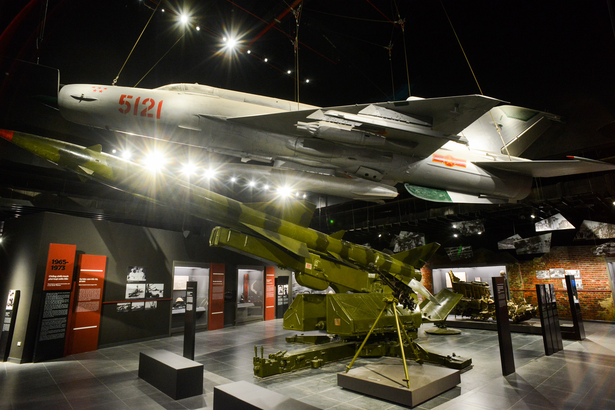 Khu vực trưng bày Bảo vật Quốc gia chiếc máy bay MiG-21 số hiệu 5121 cùng các hệ thống phòng không góp phần làm nên chiến thắng "Điện Biên Phủ trên không" của quân và dân ta tháng 12/1972. Trung tướng, Anh hùng Lực lượng vũ trang nhân dân Phạm Tuân từng điều khiển chiếc MiG-21 này và bắn hạ máy bay B52 vào đêm 27/12/1972. Chiếc máy bay từng bắn hạ 5 máy bay Mỹ, phi công Đinh Tôn và Vũ Đình Rạng cũng từng điều khiển chiếc máy bay này.